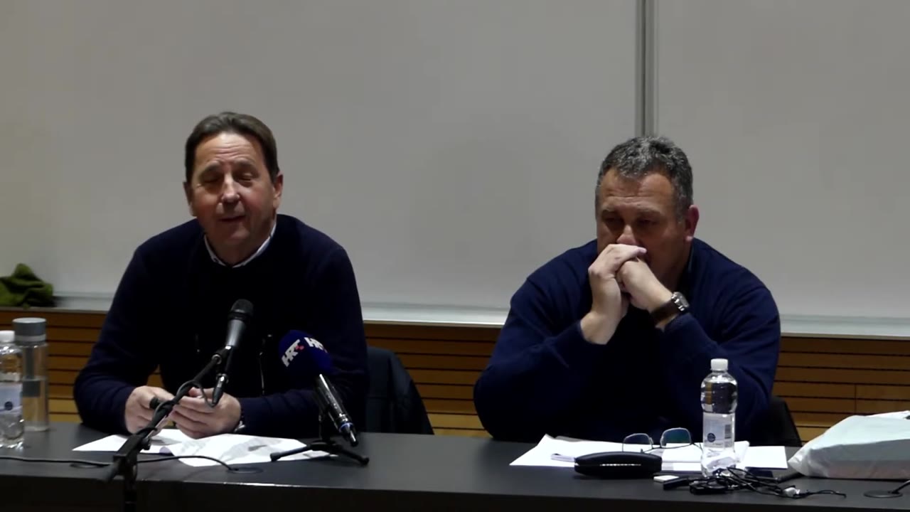 Stipe Petrina (lijevo) za stolom predsjedništva Županijske skupštine