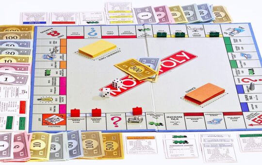 Monopoly_board_on_white_bg