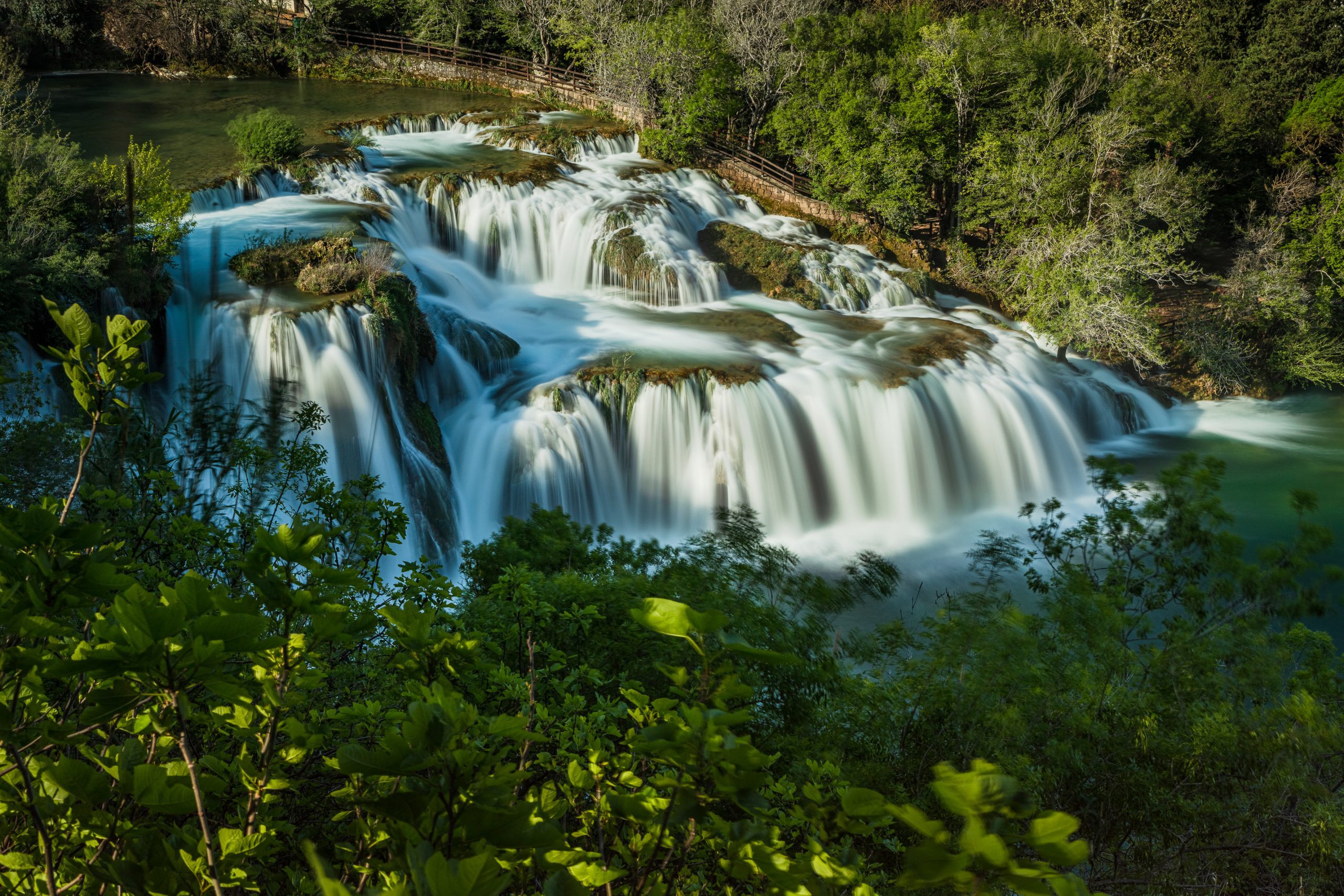 Skradinski buk gledan s druge strane, drvena šetnica iznad slapa