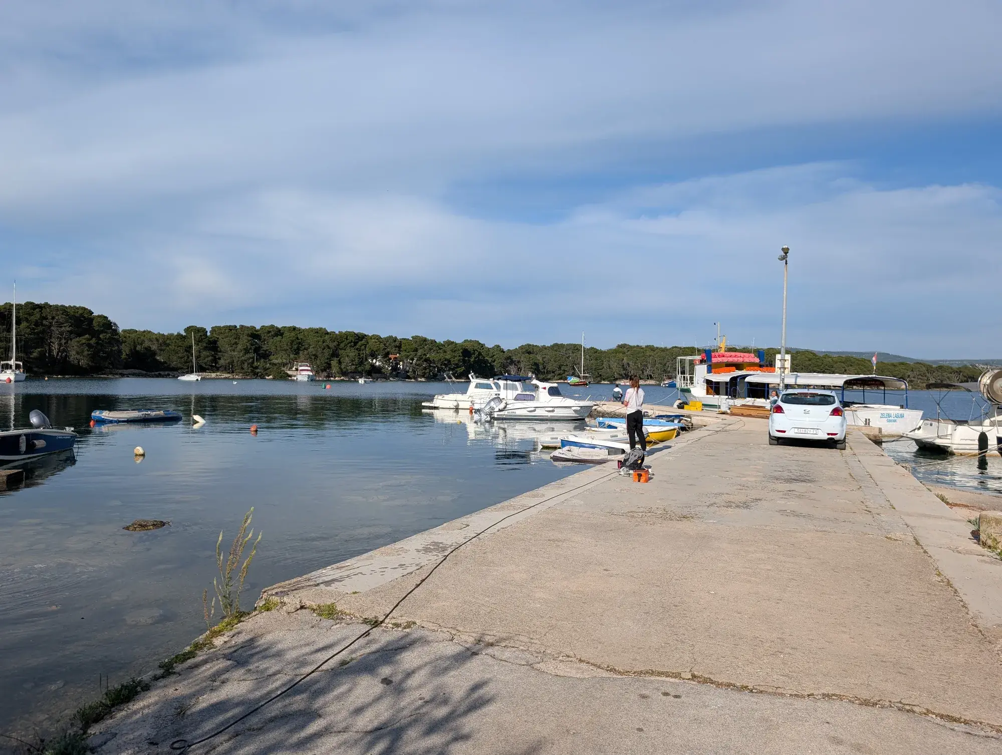 Riva u luci Jadrija s pogledom prema većim plovilima