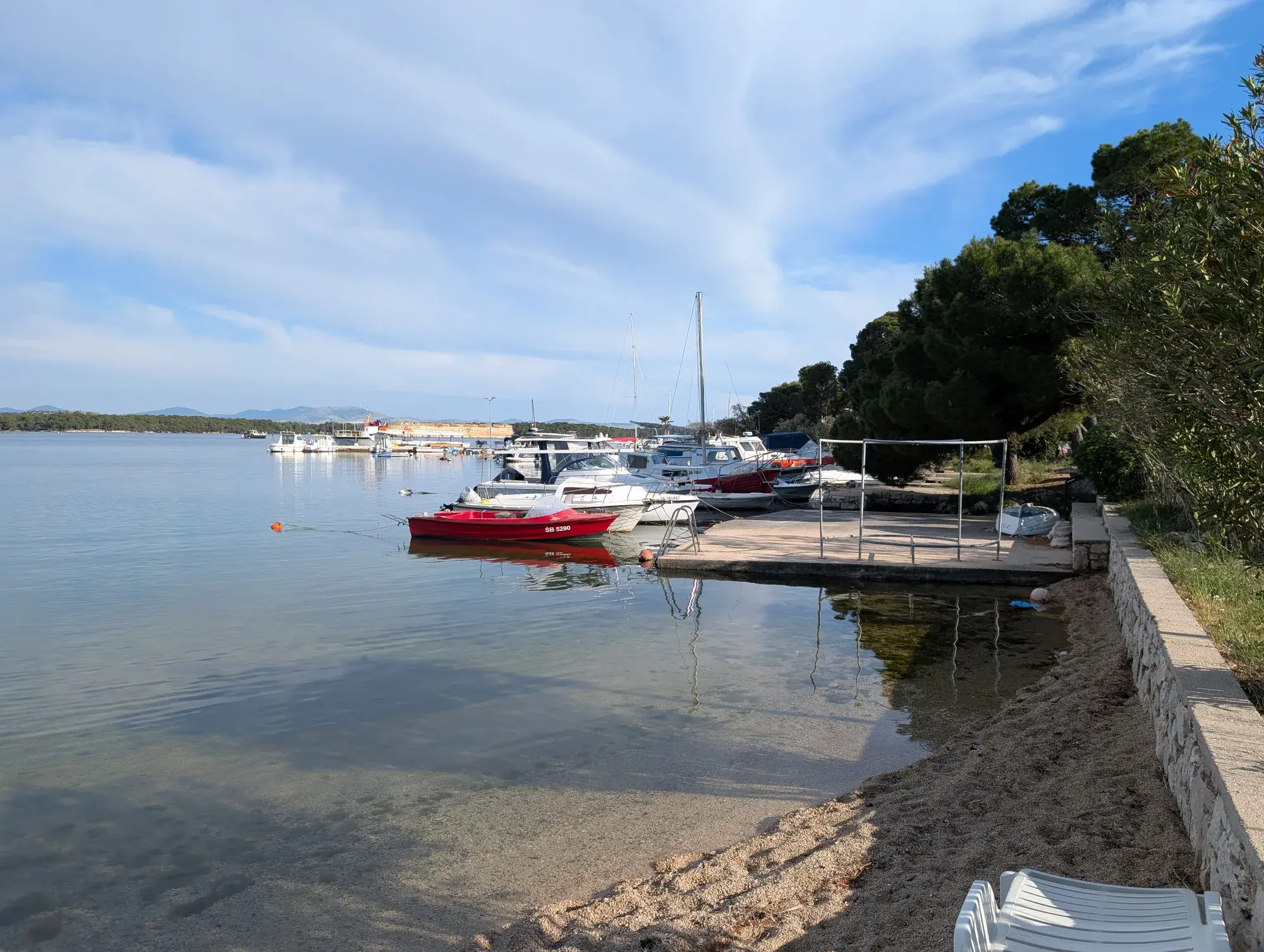 Pogled na rivu i lučicu Jadrija s plaže