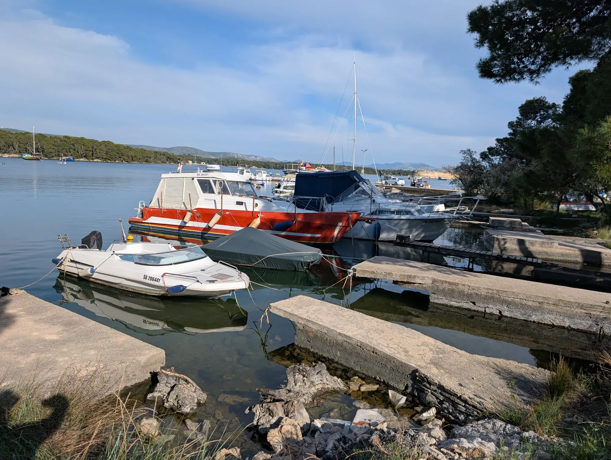 Detalj postojećih privezišta s betonskim pirima i alkama