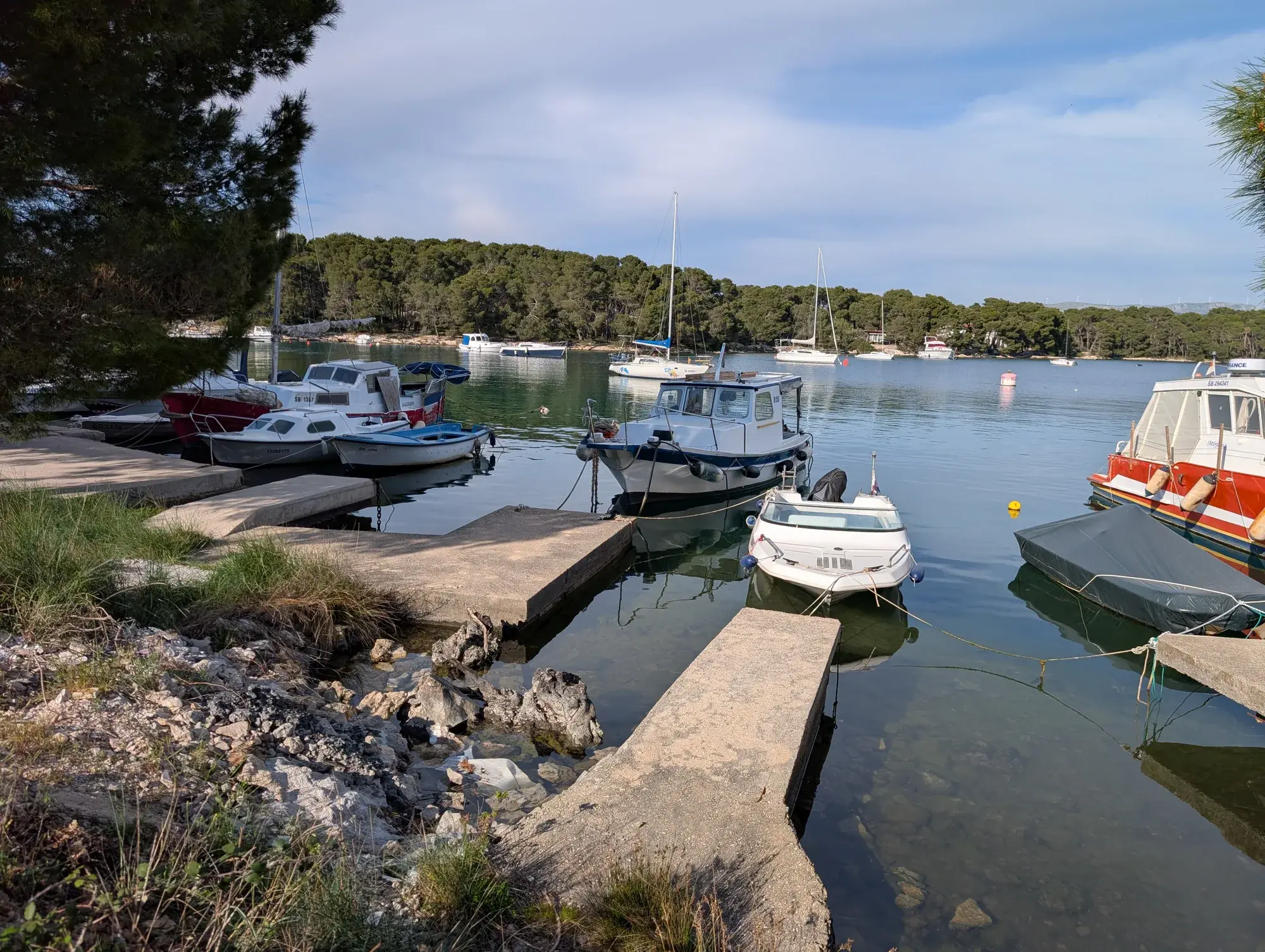 Postojeća betonska privezišta i plovila u Guštinoj uvali