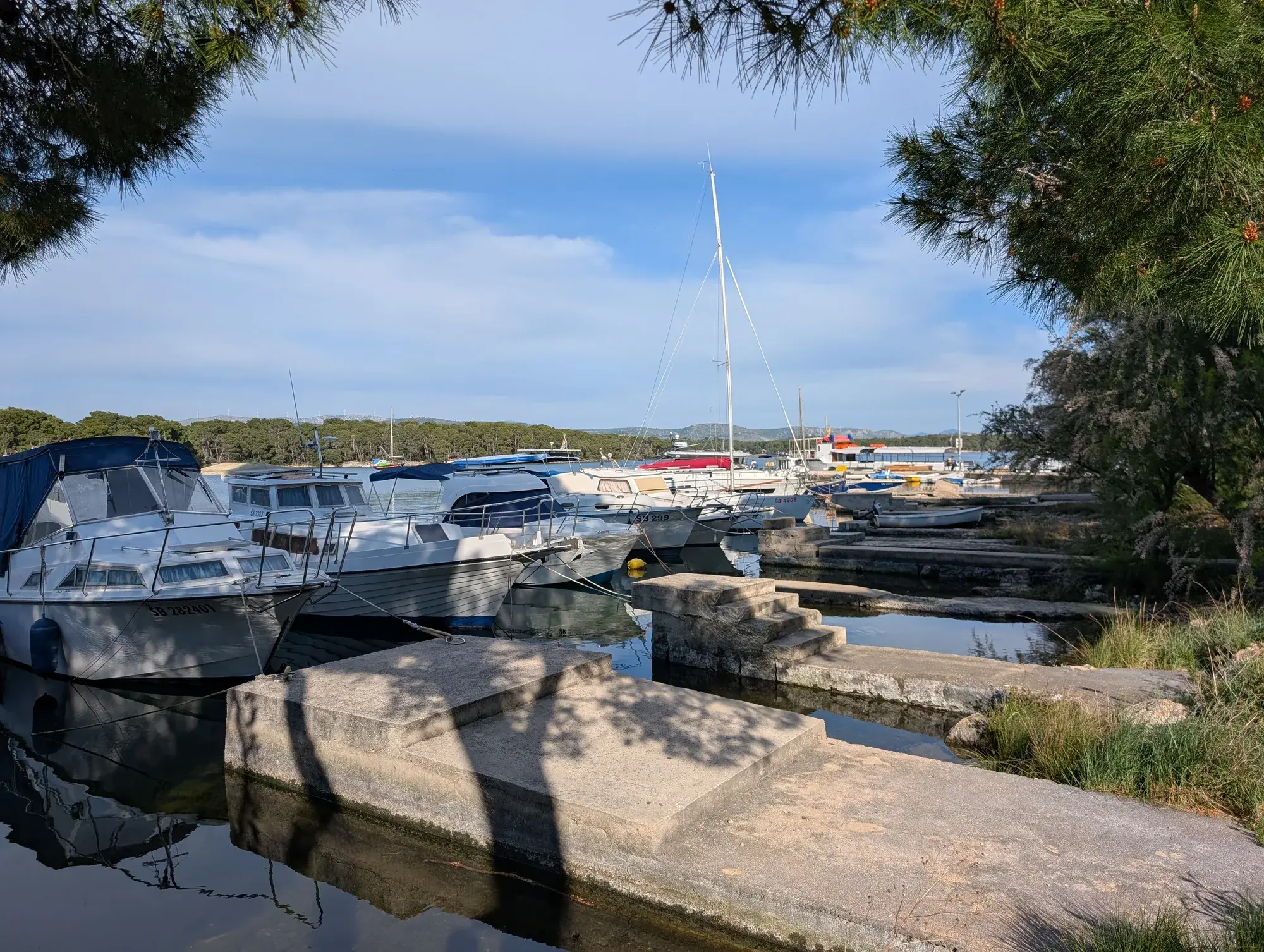 Plovila privezana uz betonski pir u lučici Jadrija