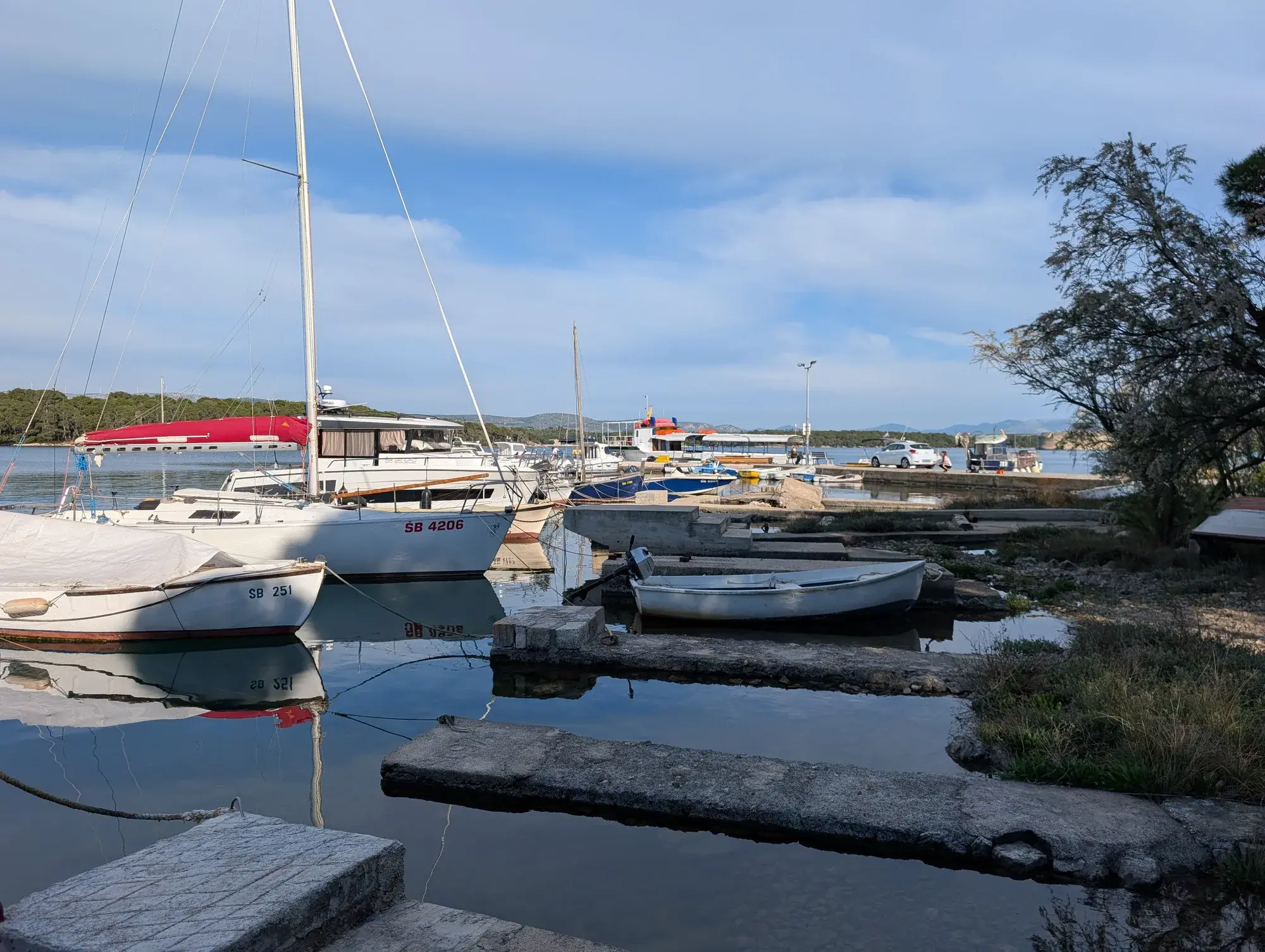 Lučica Jadrija s pogledom prema šibenskom trajektnom terminalu