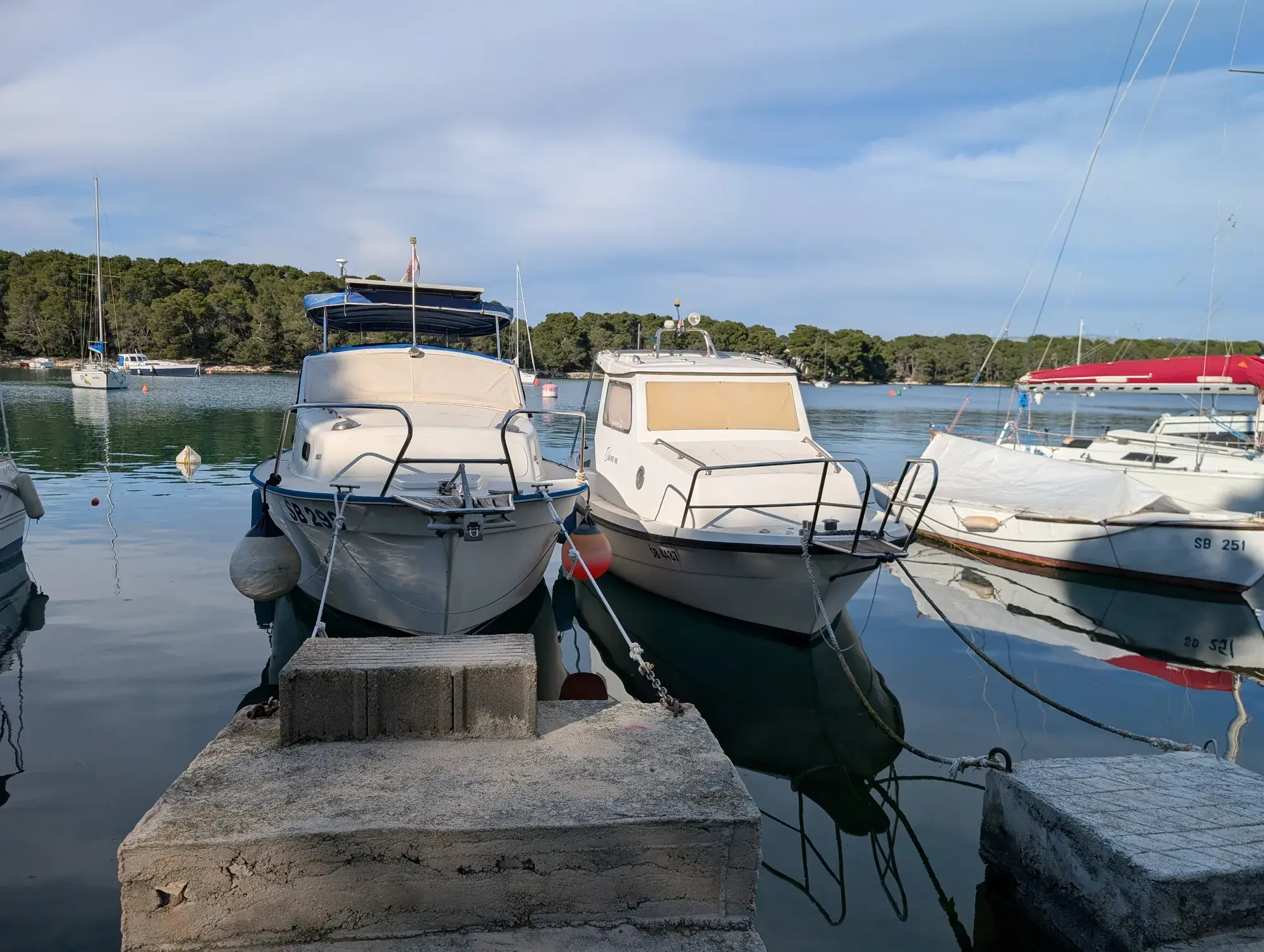 Brodice na vezu, pogled iz pravca obale