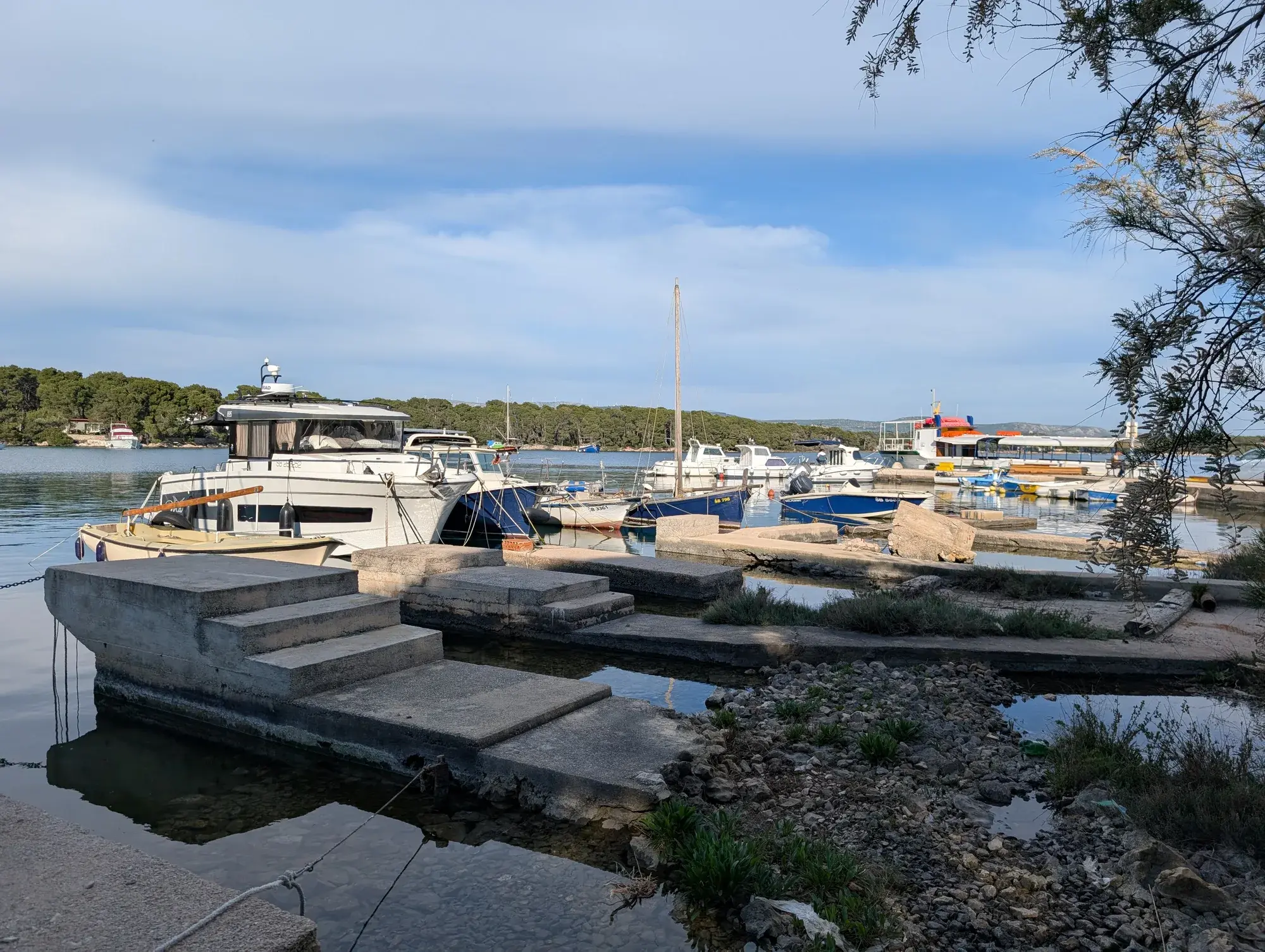 Postojeća privezišta i pristupne stepenice u Guštinoj uvali