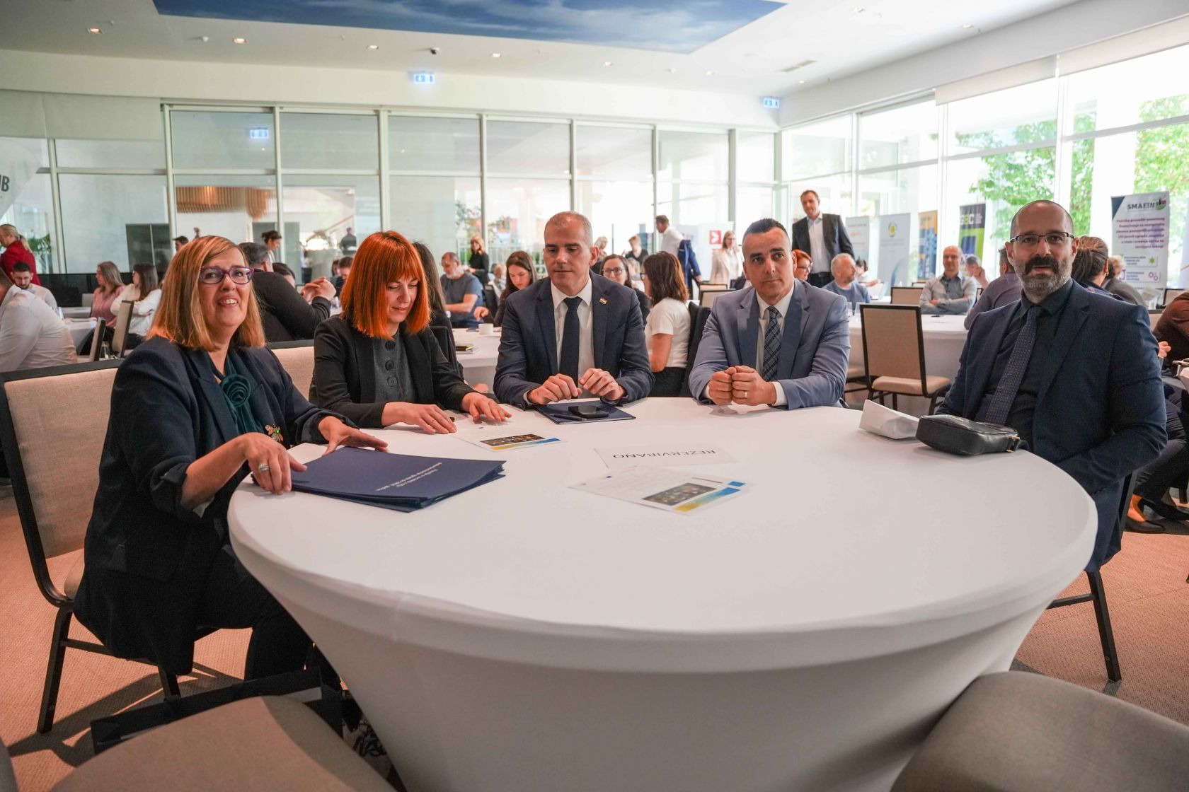 Sudionici za okruglim stolom prije svečanosti potpisivanja Povelje