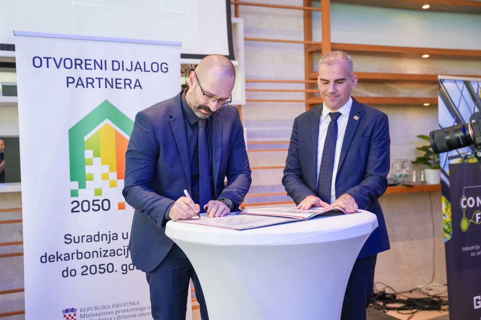 Danijel Mileta potpisuje Povelju o dekarbonizaciji