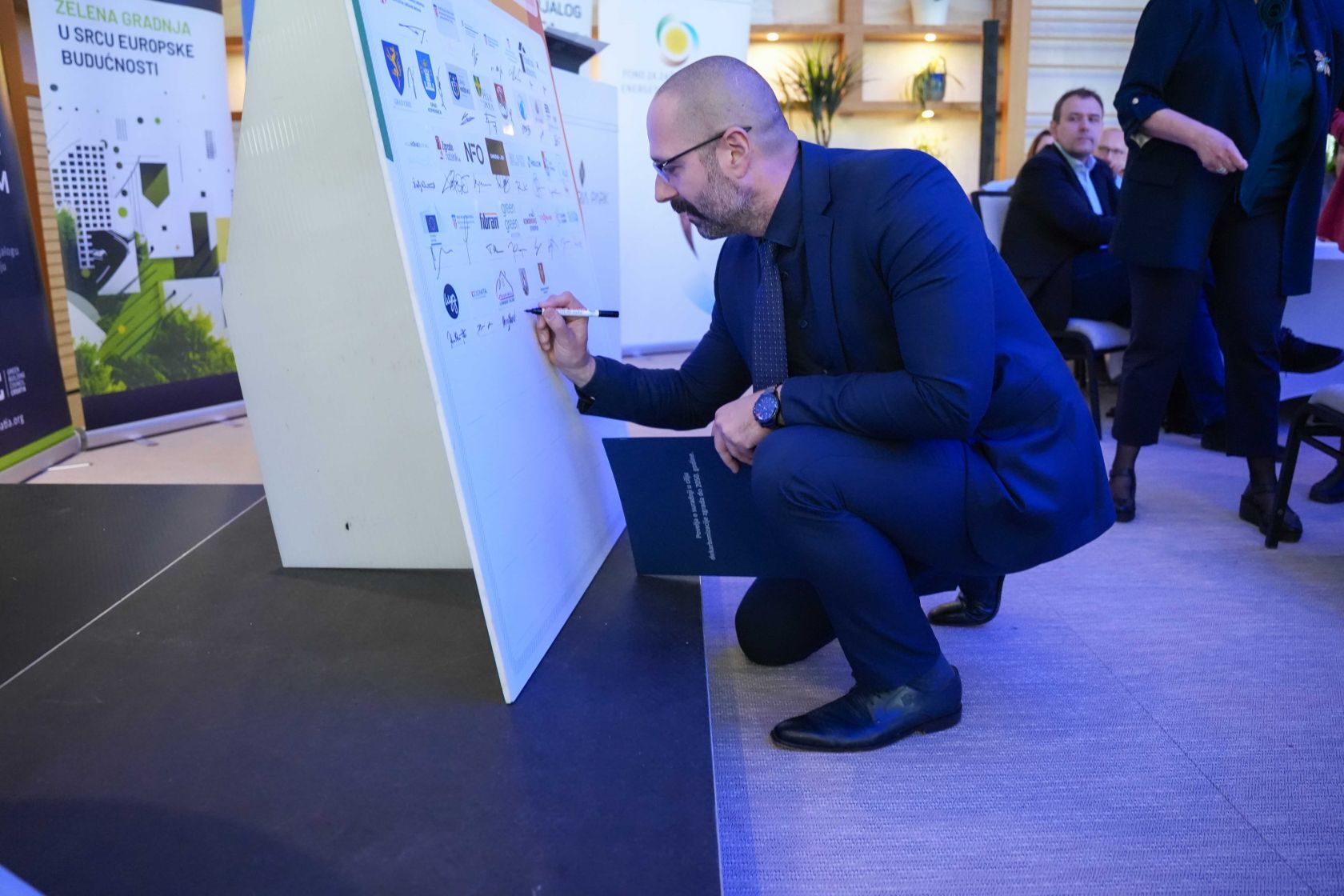 Mileta potpisuje zid s logotipima potpisnika