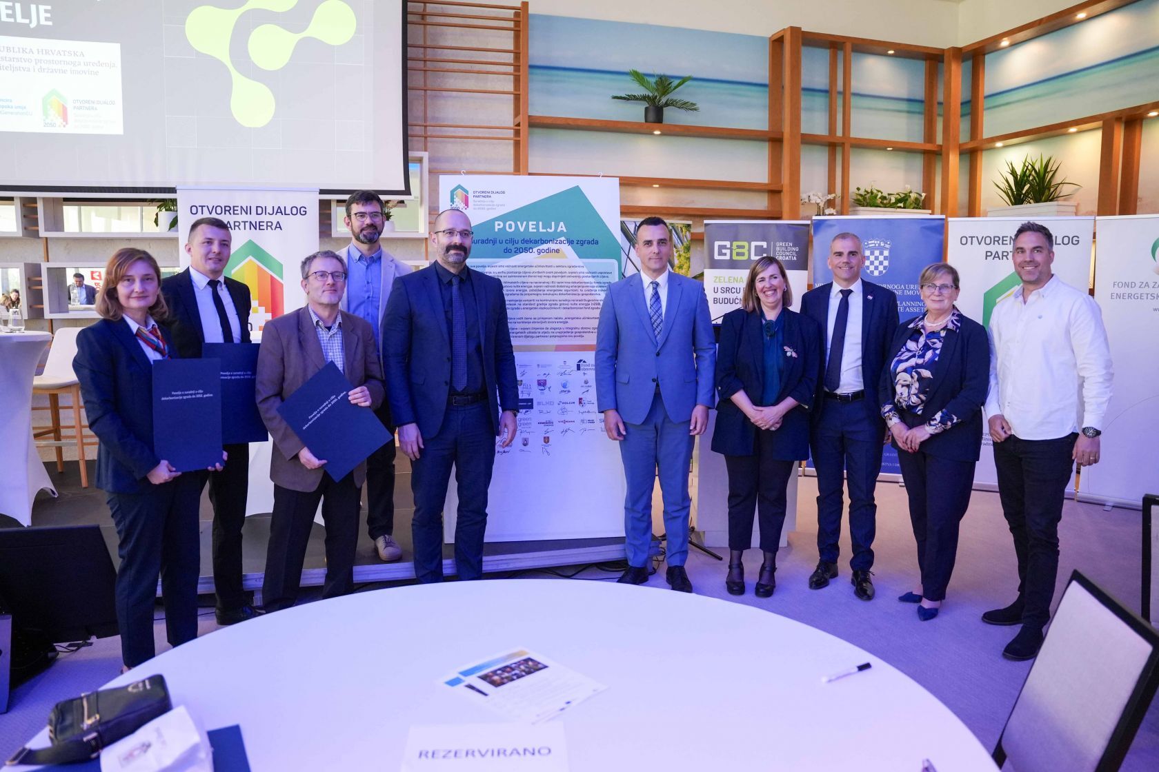 Grupna fotografija svih potpisnika Povelje s istaknutim dokumentom