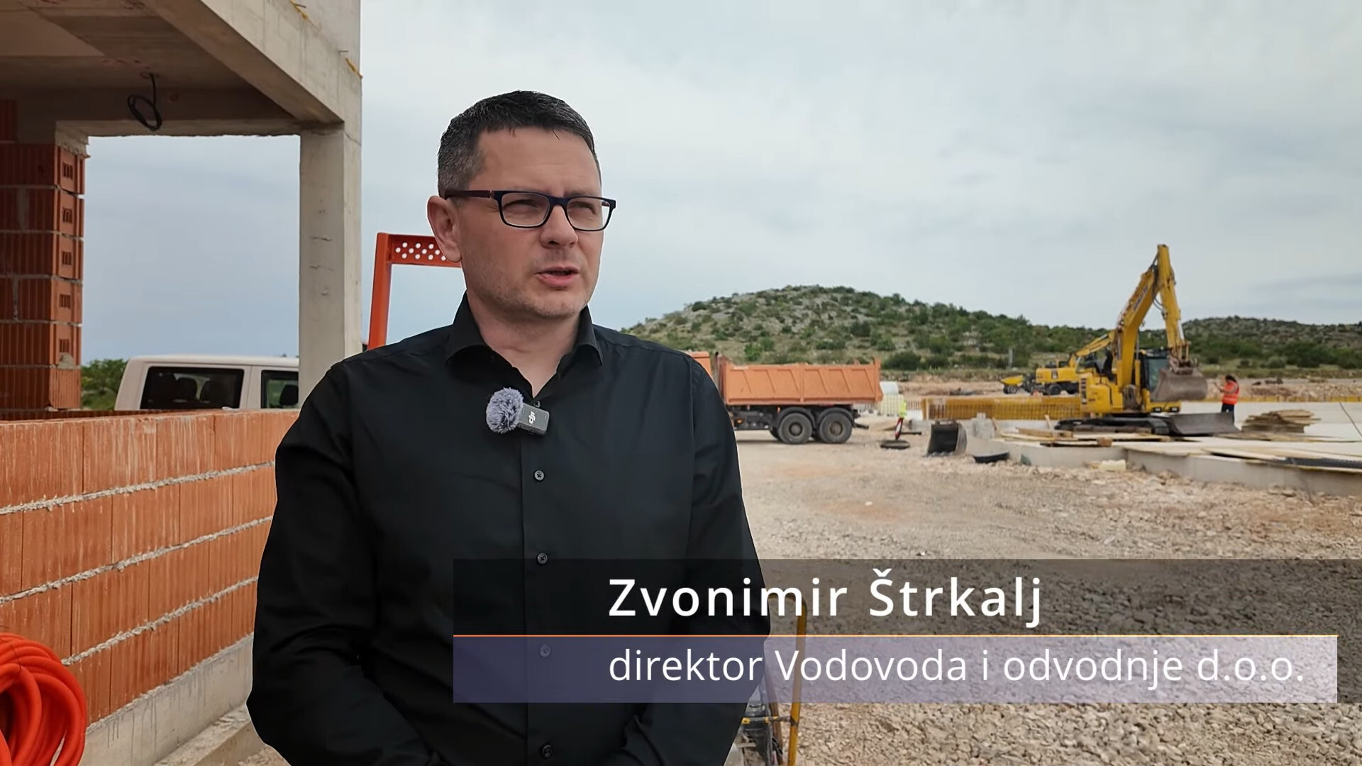 Zvonimir Štrkalj, direktor Vodovoda i odvodnje d.o.o., na snimci s gradilišta solarnog sušenja mulja.