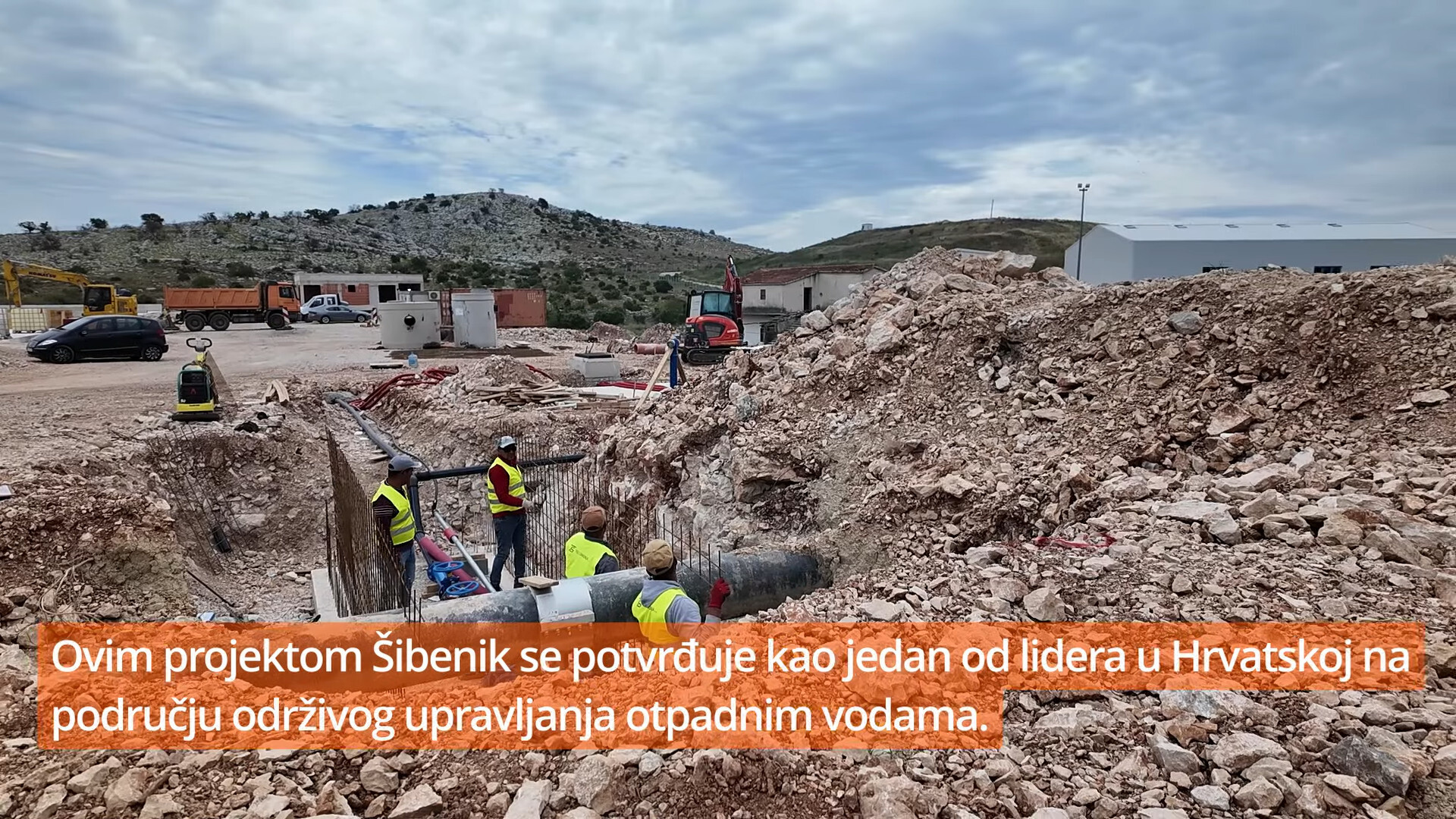 Radovi na velikoj cijevi u sklopu postrojenja za solarno sušenje mulja u Šibeniku.