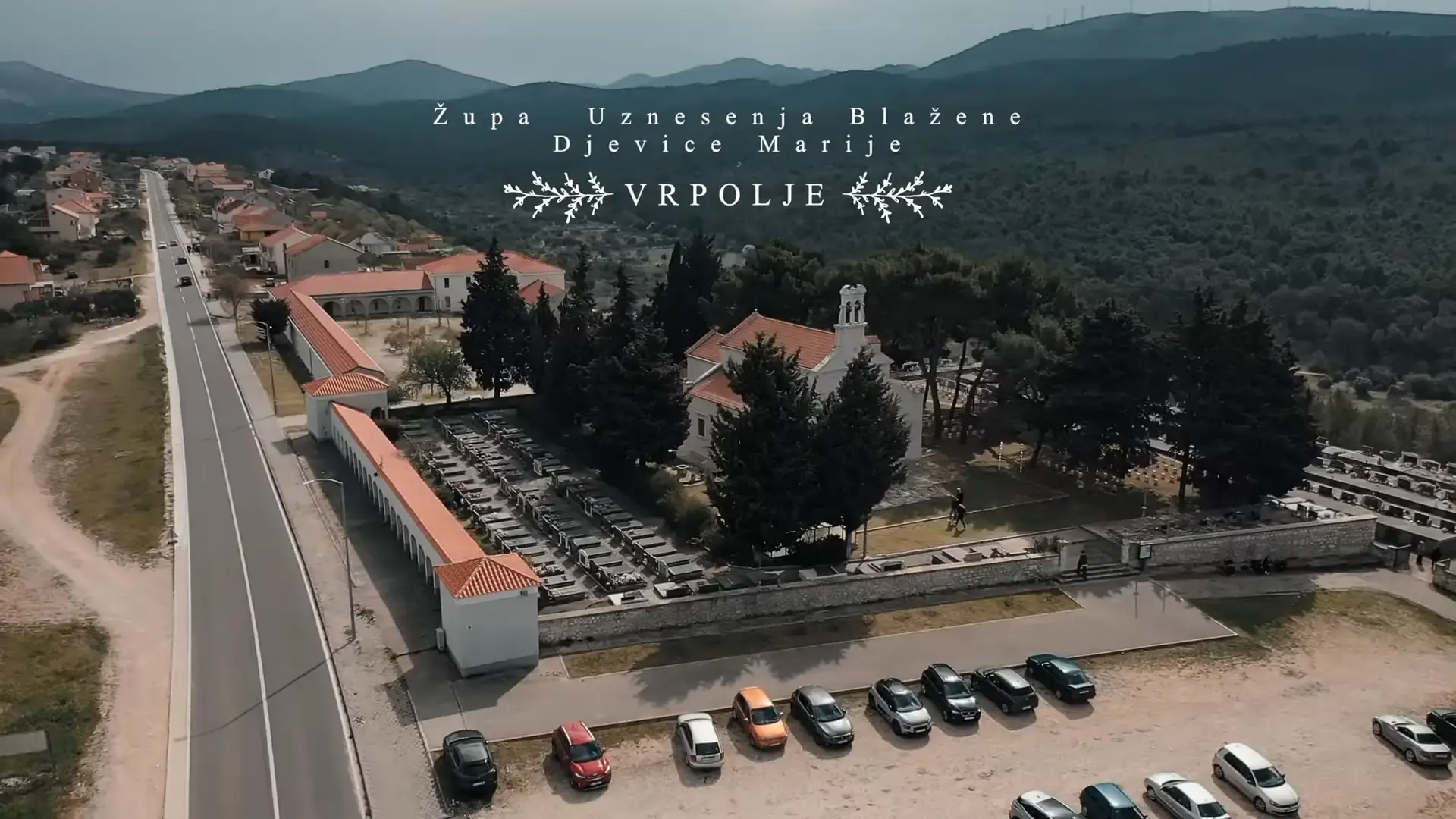 Groblje uz crkvu Uznesenja Blažene Djevice Marije u Vrpolju iz zraka
