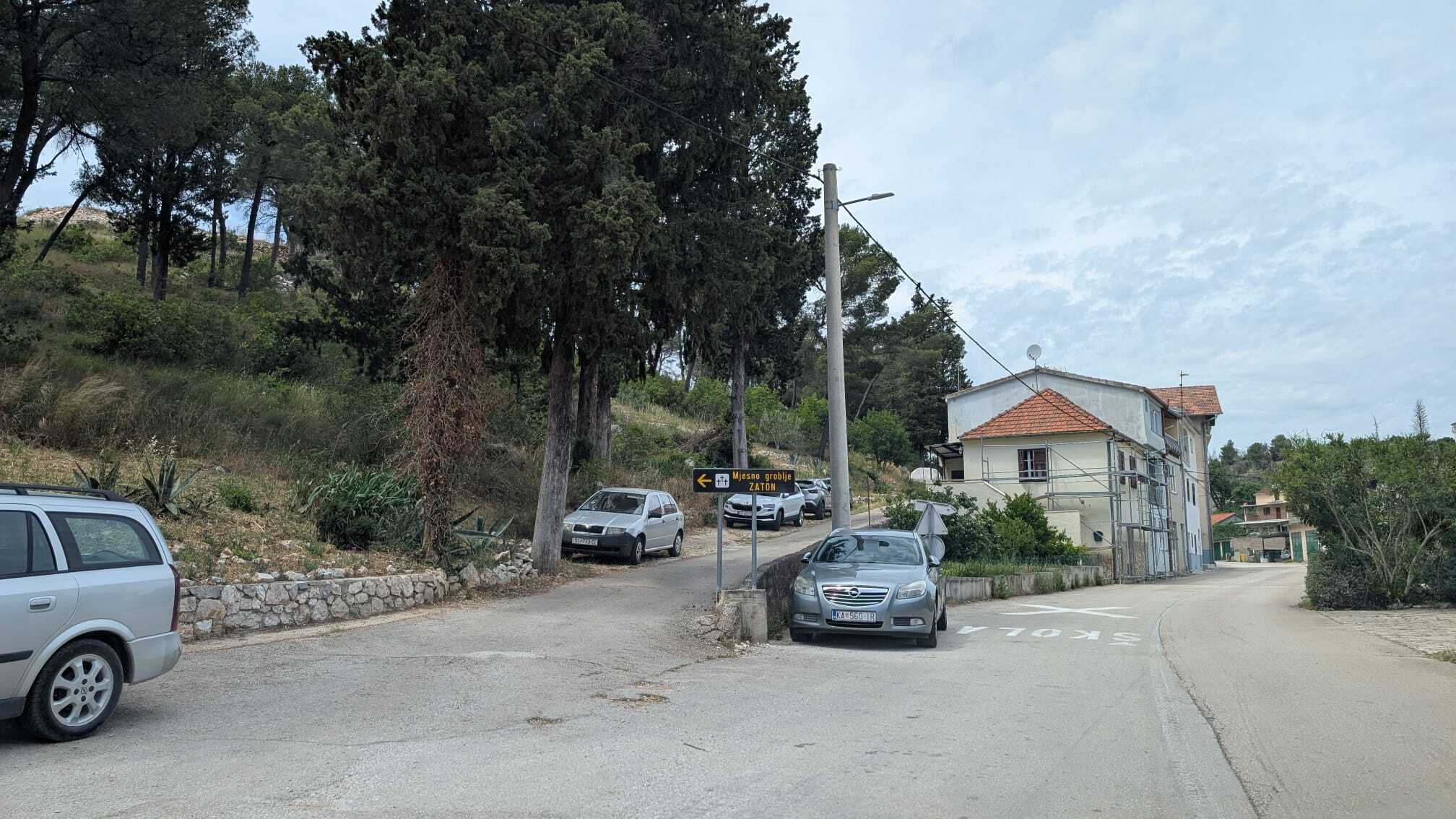 Pristup mjesnom groblju Zaton