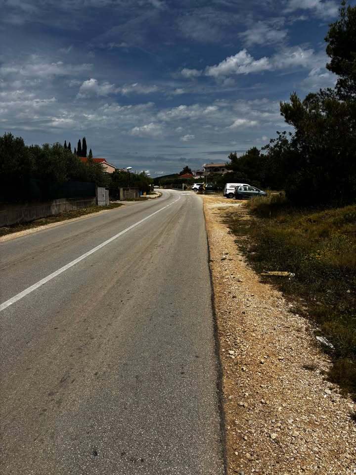 Cesta u Brodarici bez nogostupa, uz asfalt samo neuređeni makadamski rub