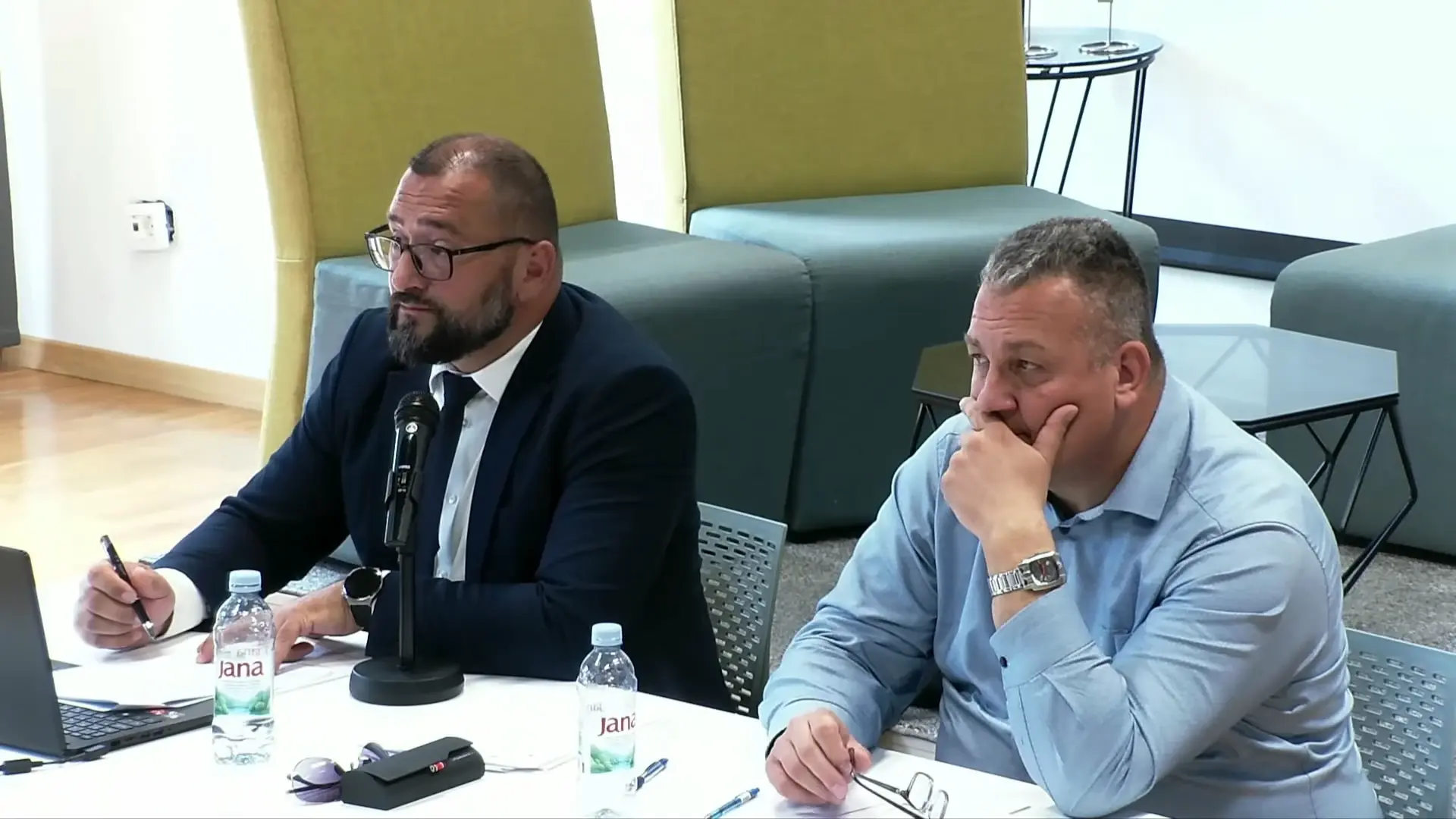 Predsjednik Županijske skupštine Ante Galić i službenik Ante Alfirev za radnim stolom