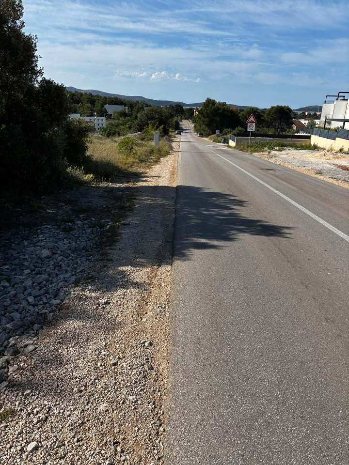 Dionica ceste u naselju gdje pješaci nemaju odvojenu stazu