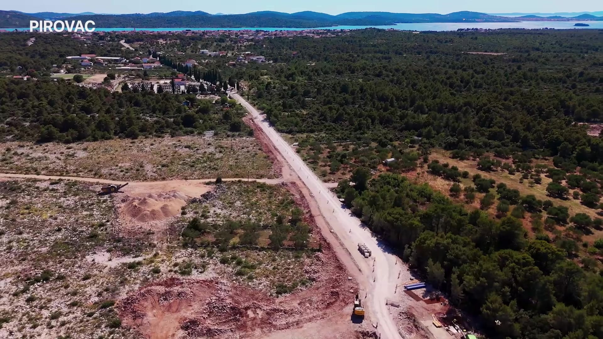 Zračna snimka nove ceste koja se proteže kroz krajolik, more u pozadini