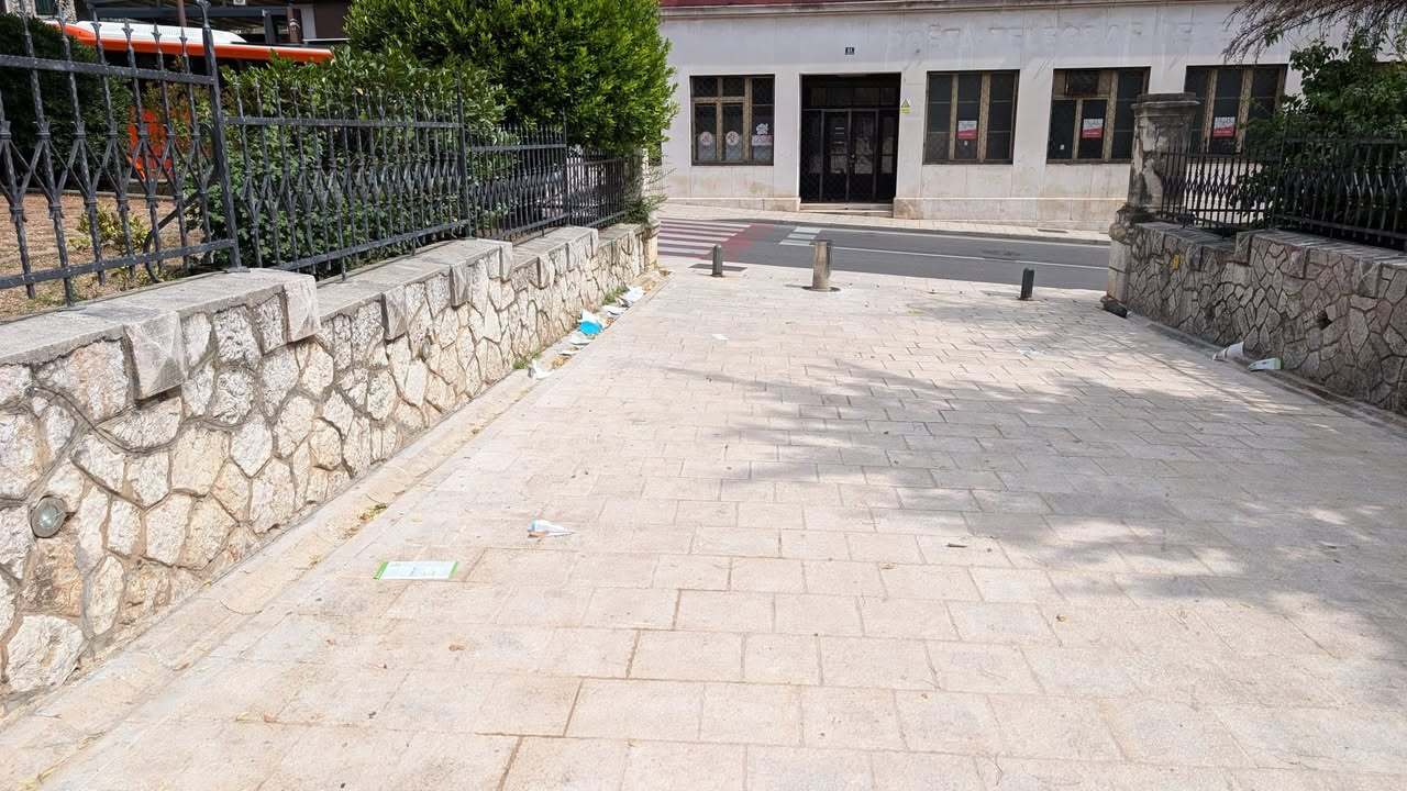 Razbacani papiri i ostaci knjiga na javnoj površini