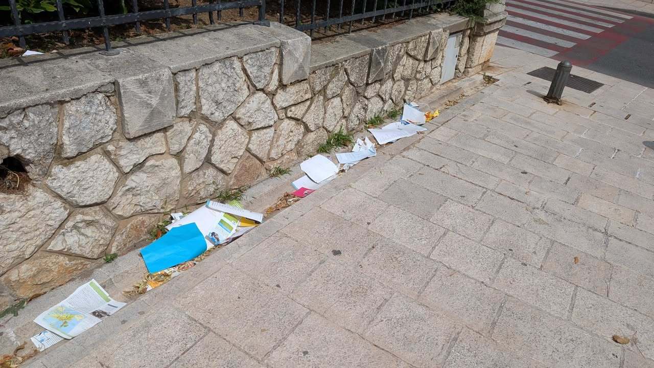 Poderane školske knjige razbacane po zelenoj površini