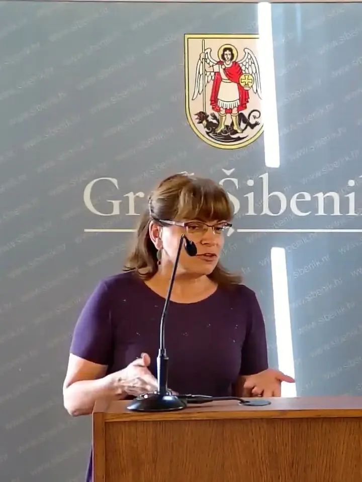 Anela Alavanja za govornicom na sjednici Gradskog vijeća