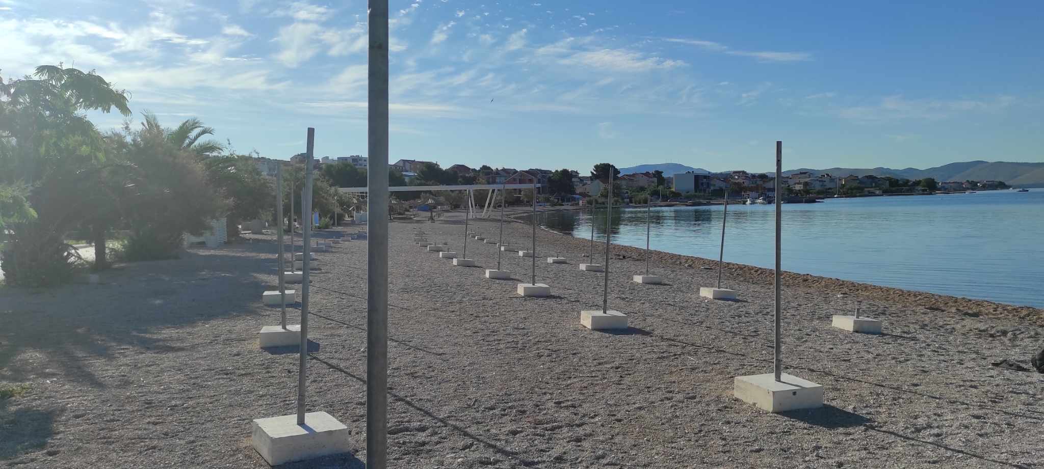 Plaža Rezalište s nizovima nosača suncobrana