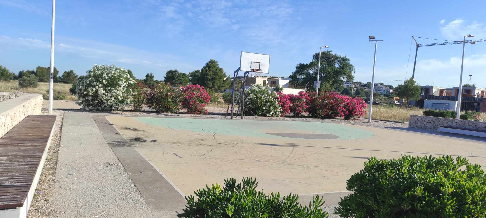 Plaža i parkiralište uz Rezalište
