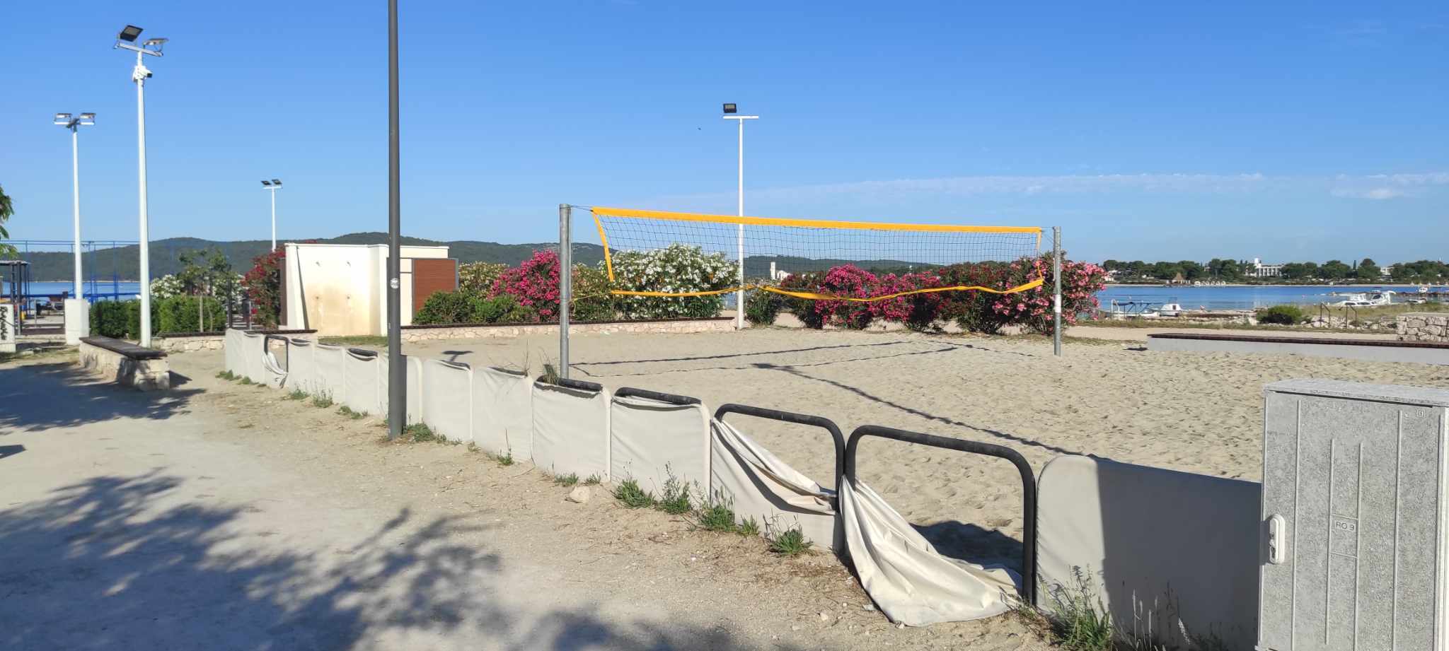 Promenada i parkiralište uz plažu
