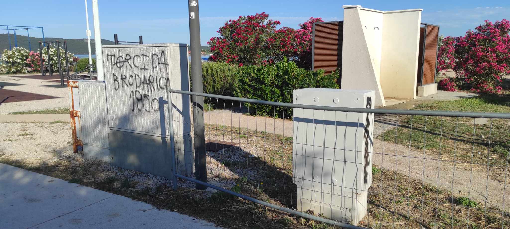 Ostaci gradilišne mreže uz plažu