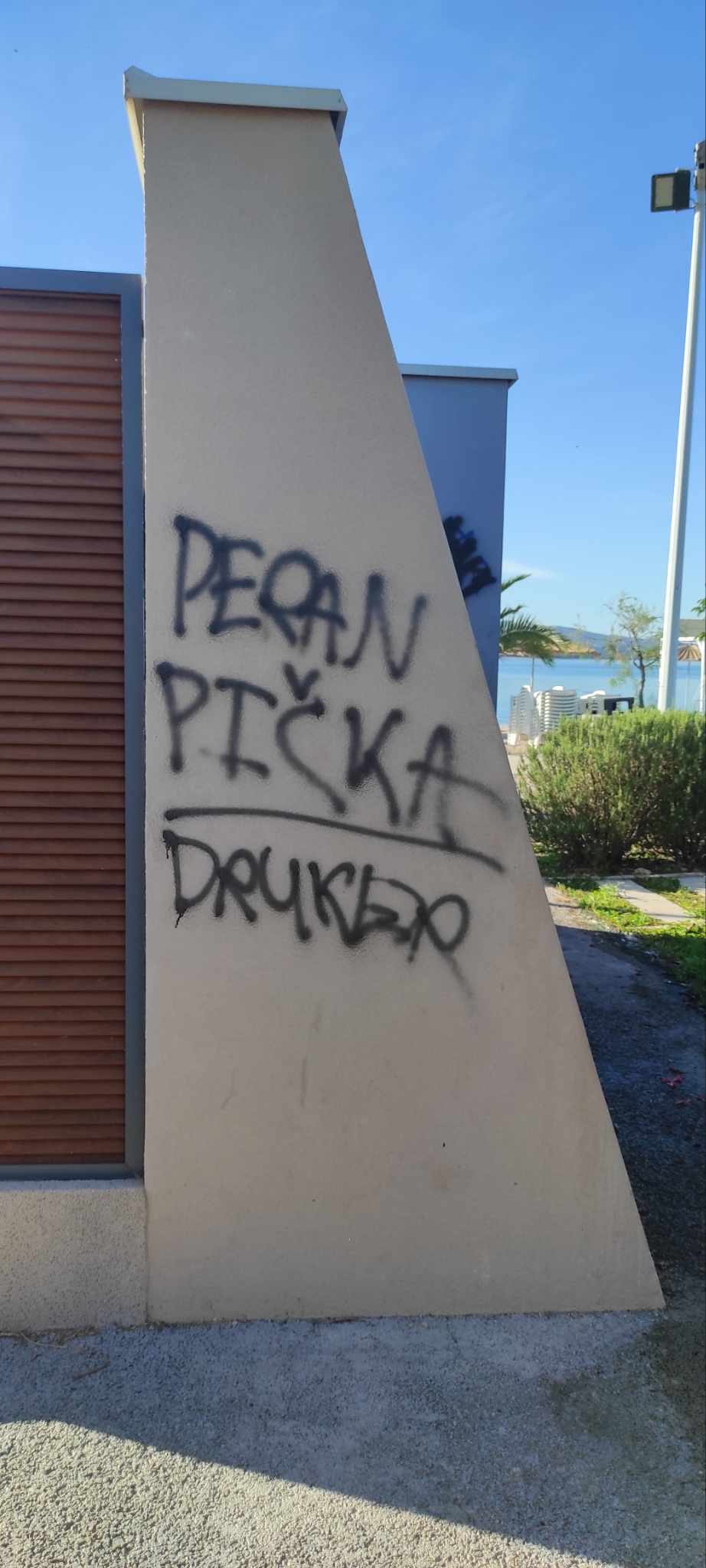 Grafiti na zidu kabine