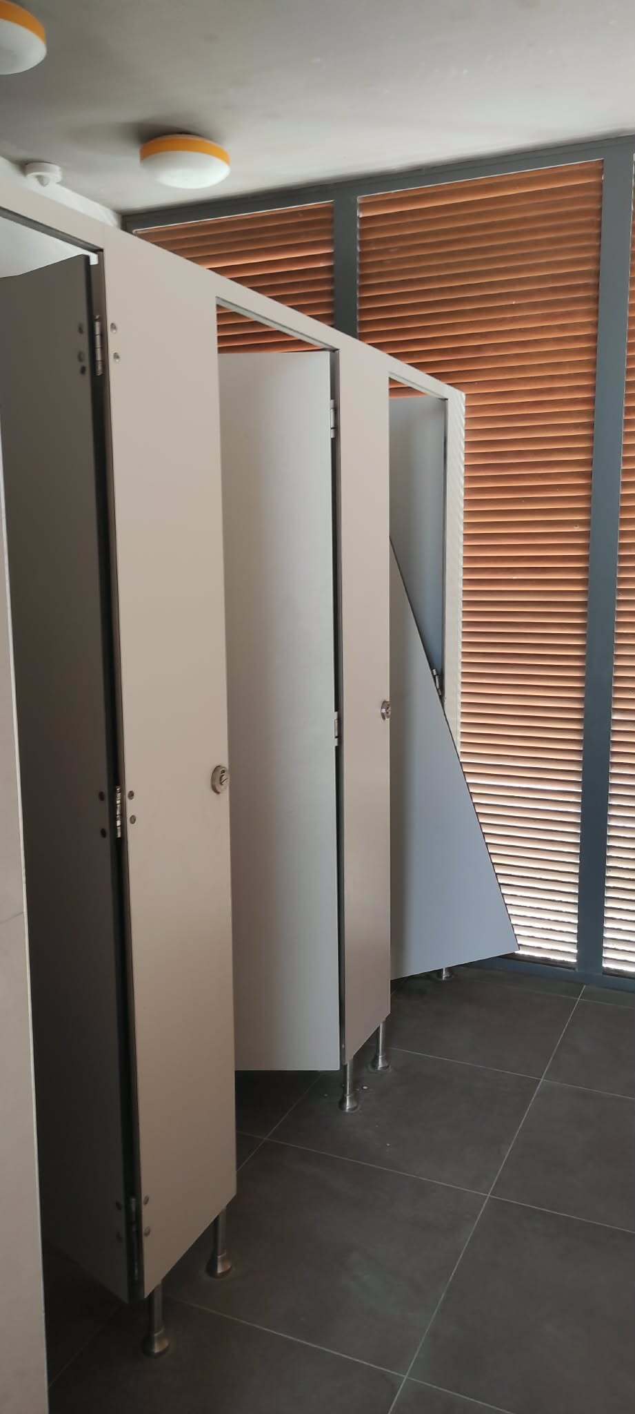 Kabine za presvlačenje s vratima