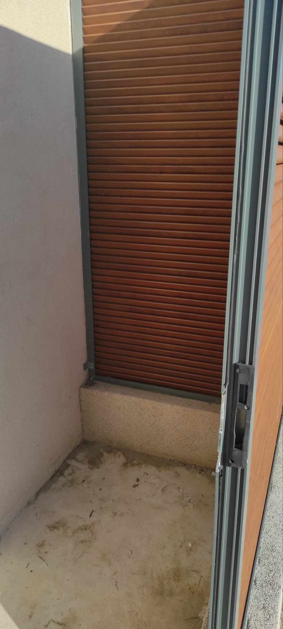 Zatvorena rolo vrata kabine