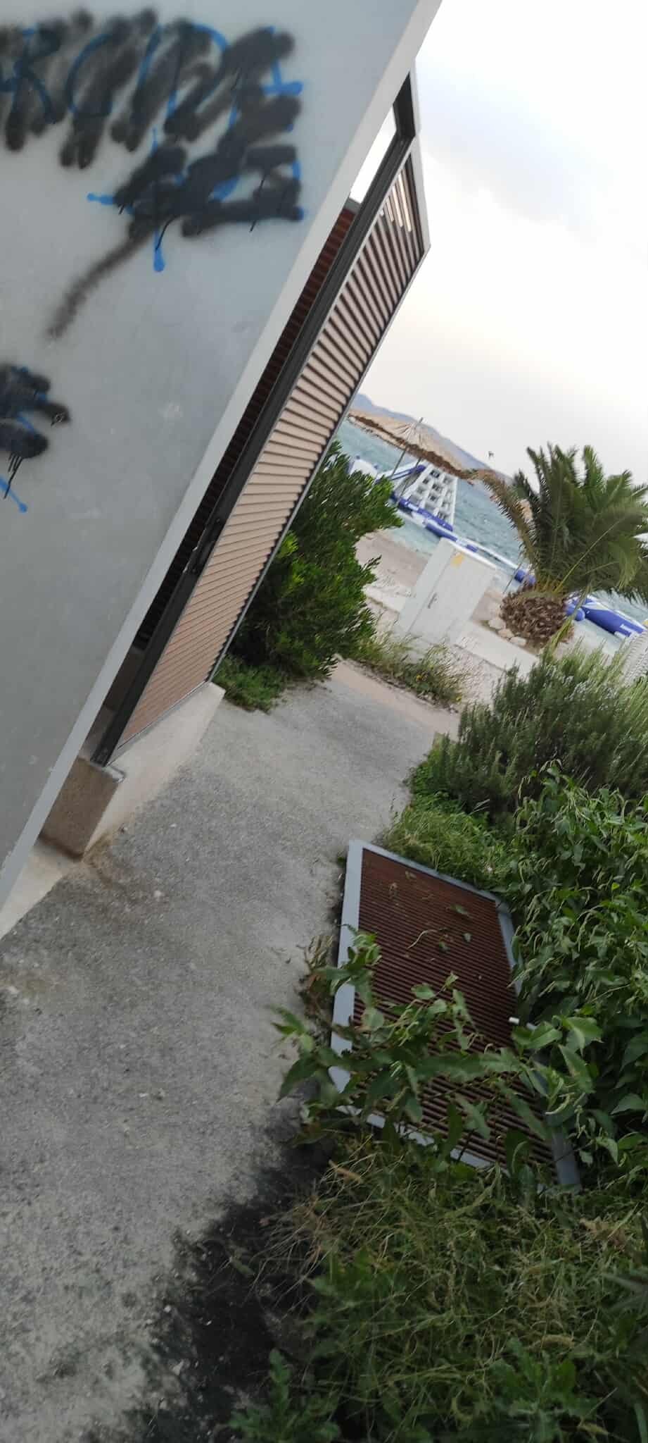 Panel naslonjen na zid