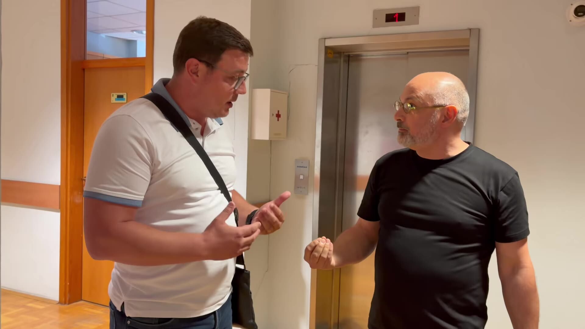 Marko Grubelić i Domagoj Margetić u raspravi pred dizalom u zgradi Trgovačkog suda u Zadru
