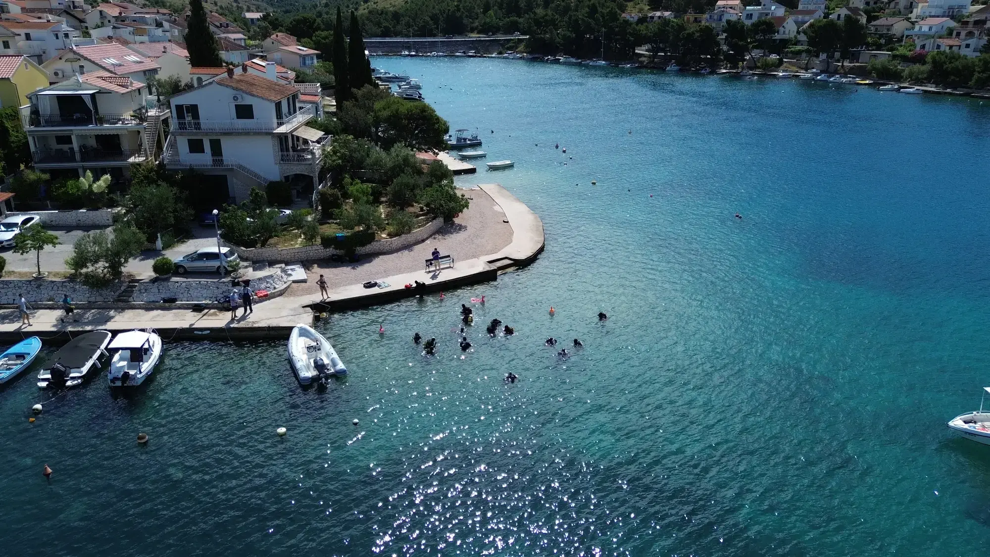 Pogled iz zraka na ronioce u moru uz obalu Žaborića