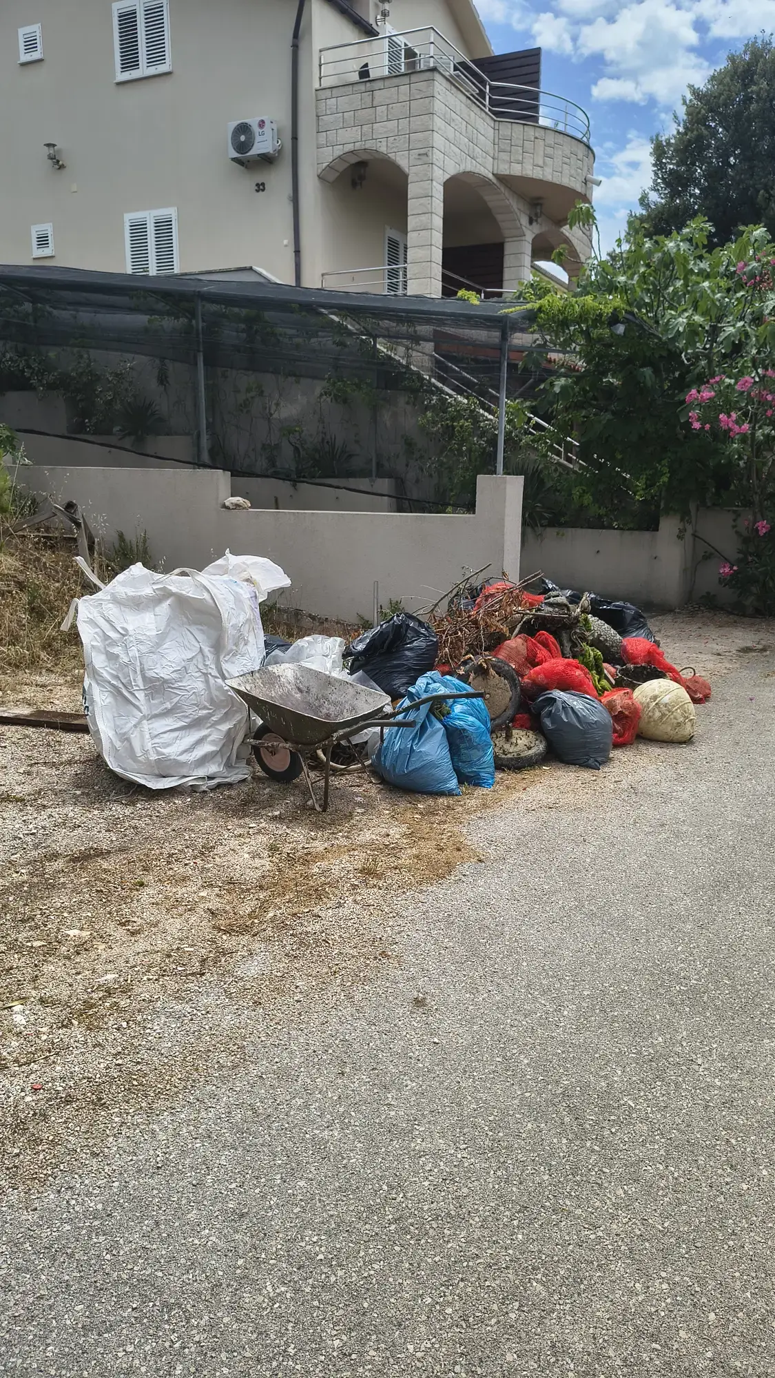 Vreće otpada i tačke pripremljeni za odvoz uz cestu