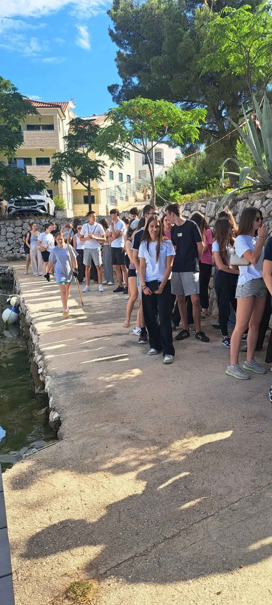 Učenici Gimnazije Antuna Vrančića stižu stazom uz more