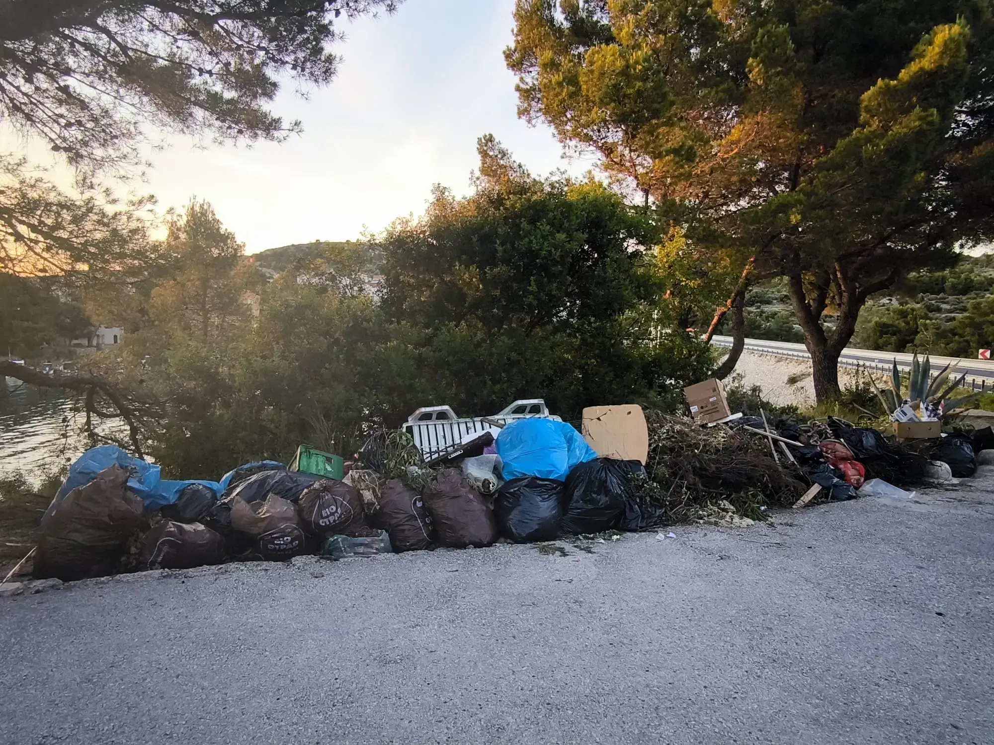 Vreće prikupljenog otpada poredane uz cestu u Žaboriću