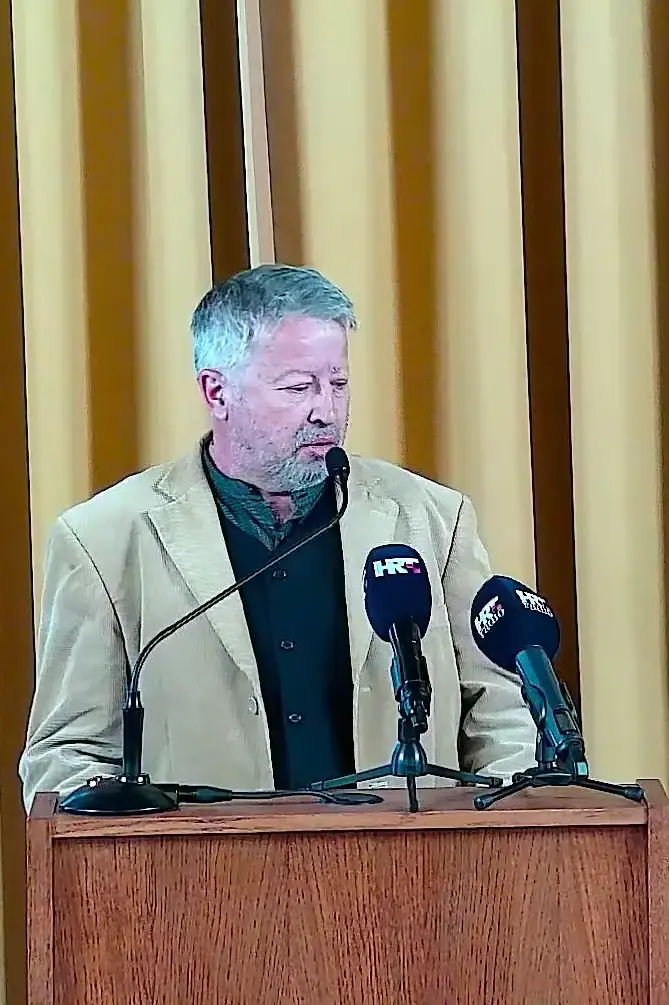 Vijećnik Zoran Kljaić govori za govornicom
