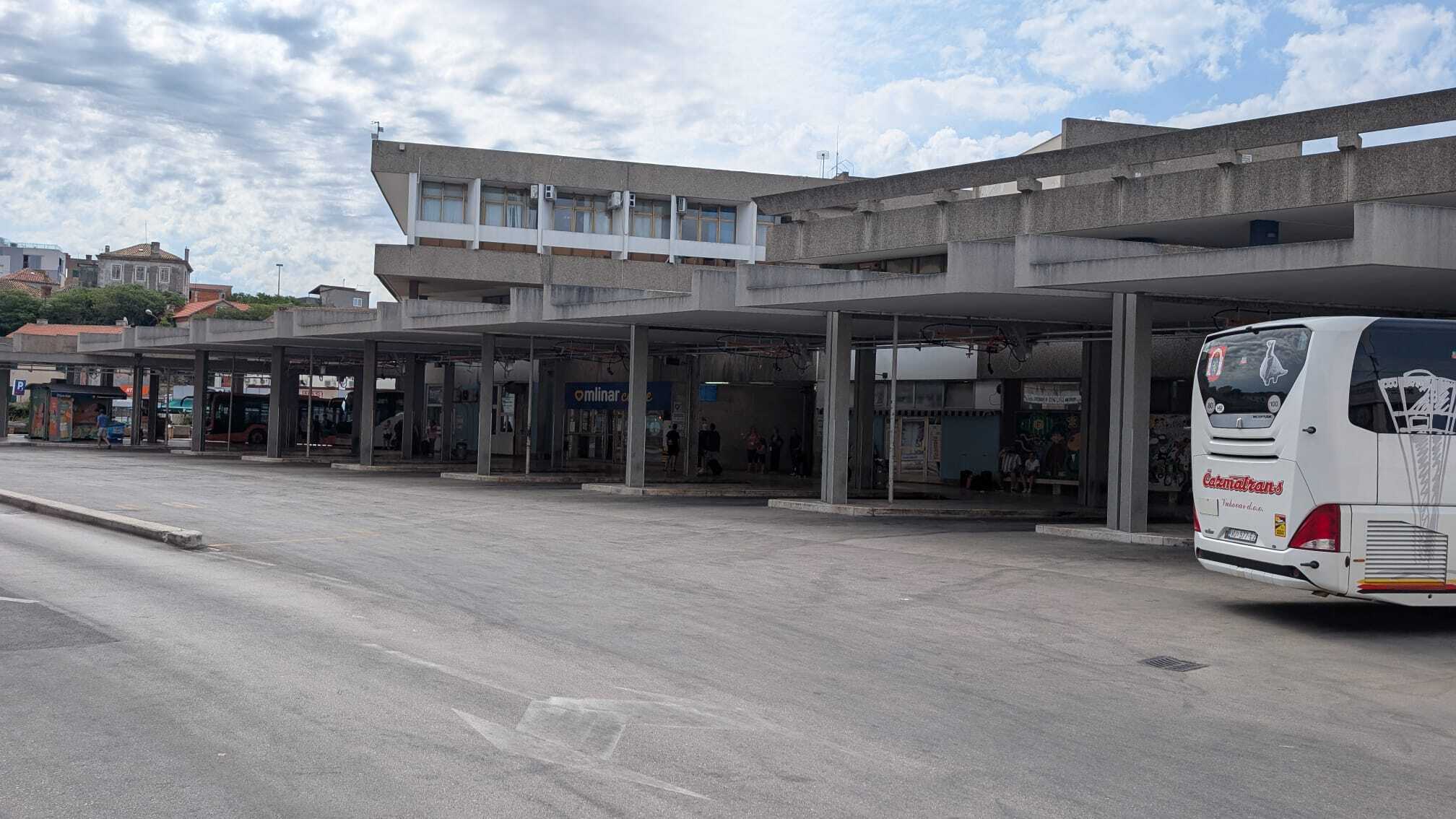 Peroni autobusnog kolodvora s montiranim nosačima punjača ispod nadstrešnice