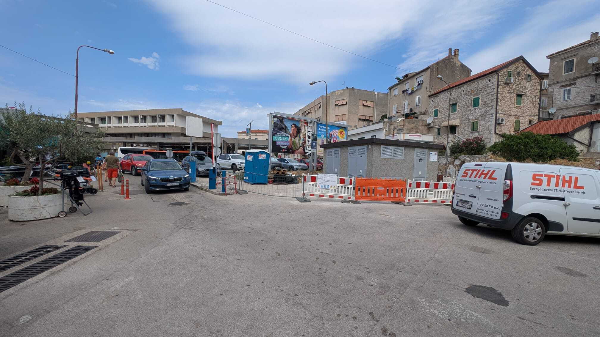 Ograđeno gradilište uz novu trafostanicu pokraj ulaza na kolodvor