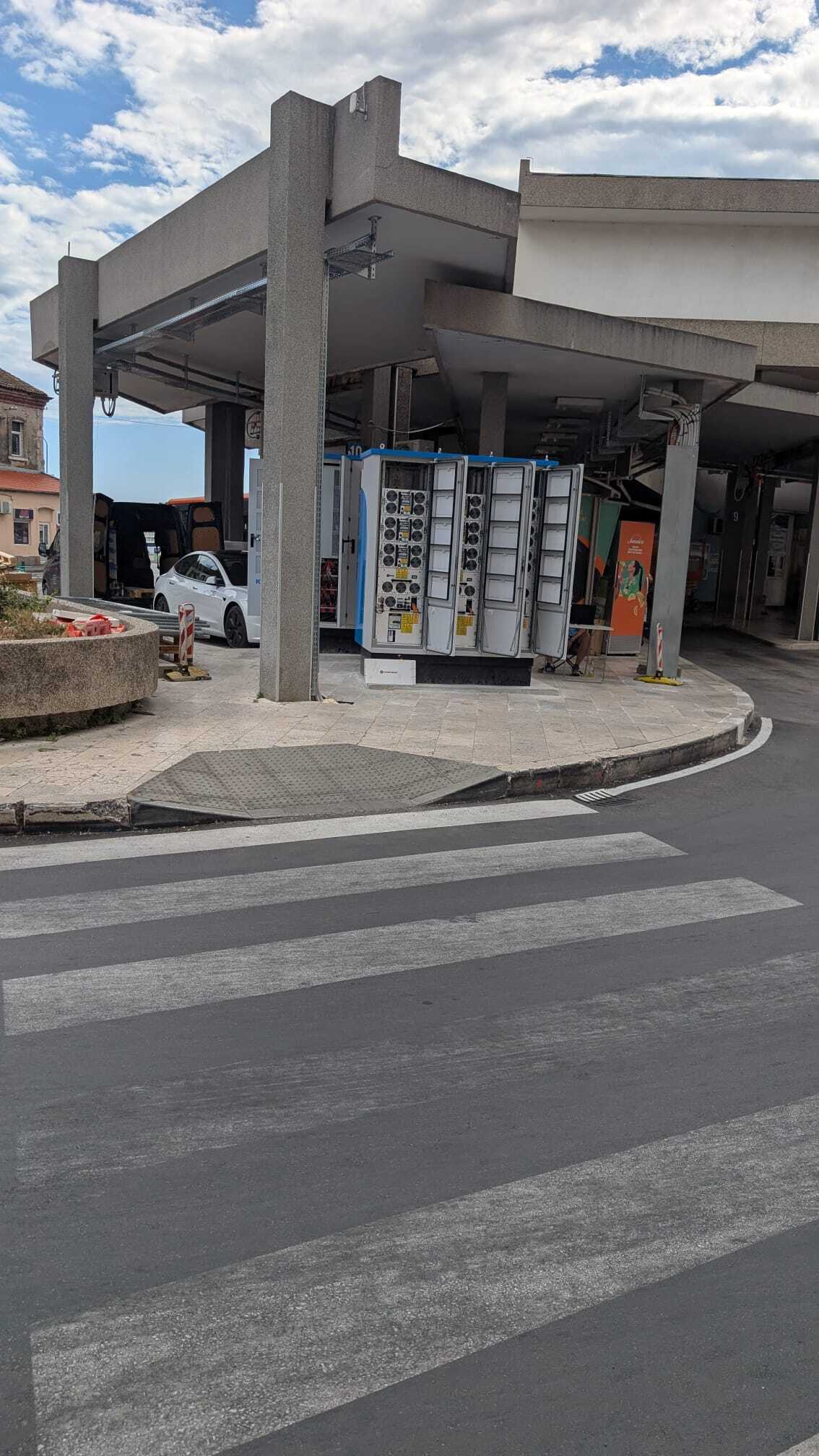 Otvoreni ormari punionica tijekom montaže na peronu autobusnog kolodvora