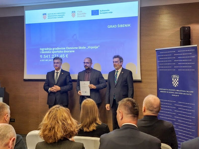 Svečana dodjela ugovora za izgradnju Osnovne škole Vrpolje, na ekranu iznos od 9.541.271,45 eura