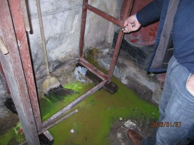 Garaža sa zelenom tekućinom na podu uz zid