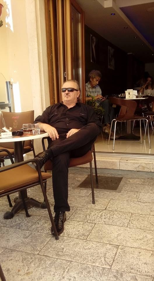 Milorad Mišković Casper sjedi za stolom kafića