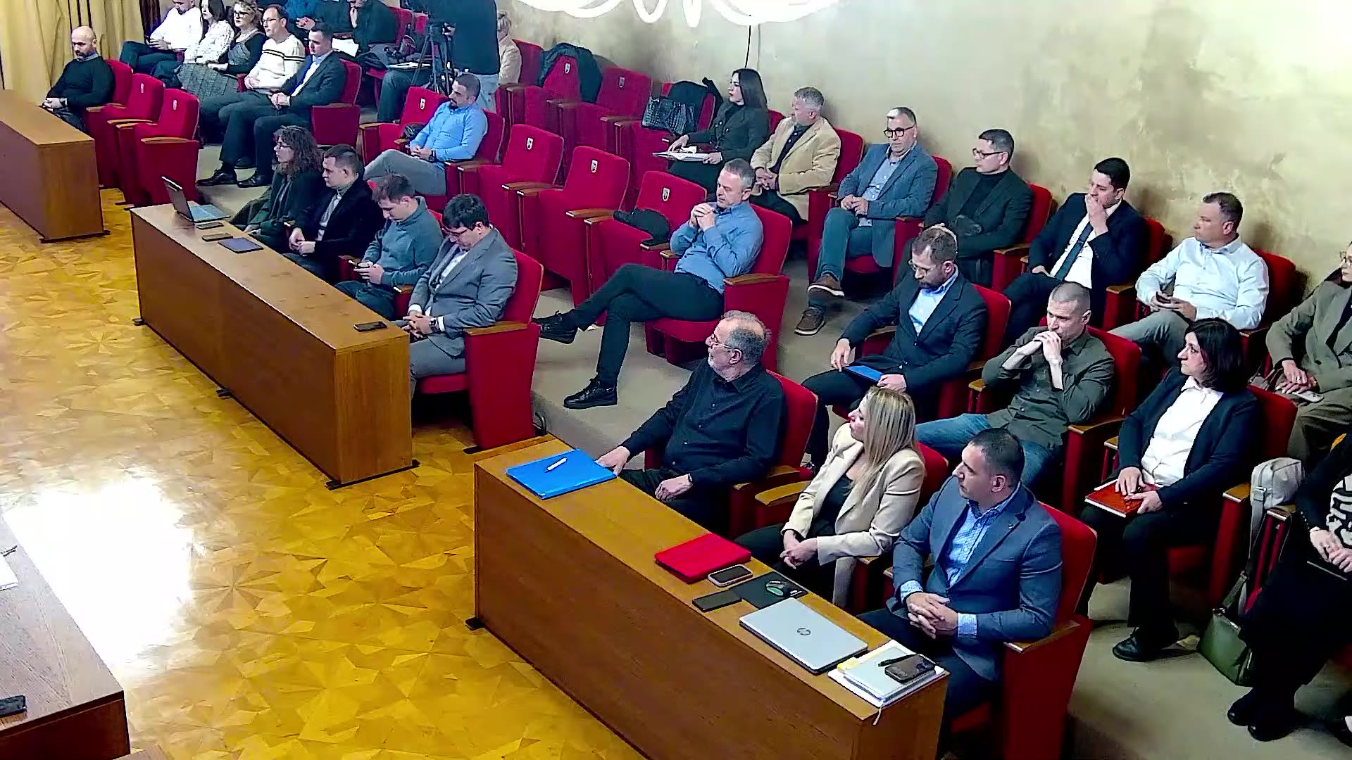Gradski vijećnici u klupama vijećnice Grada Šibenika