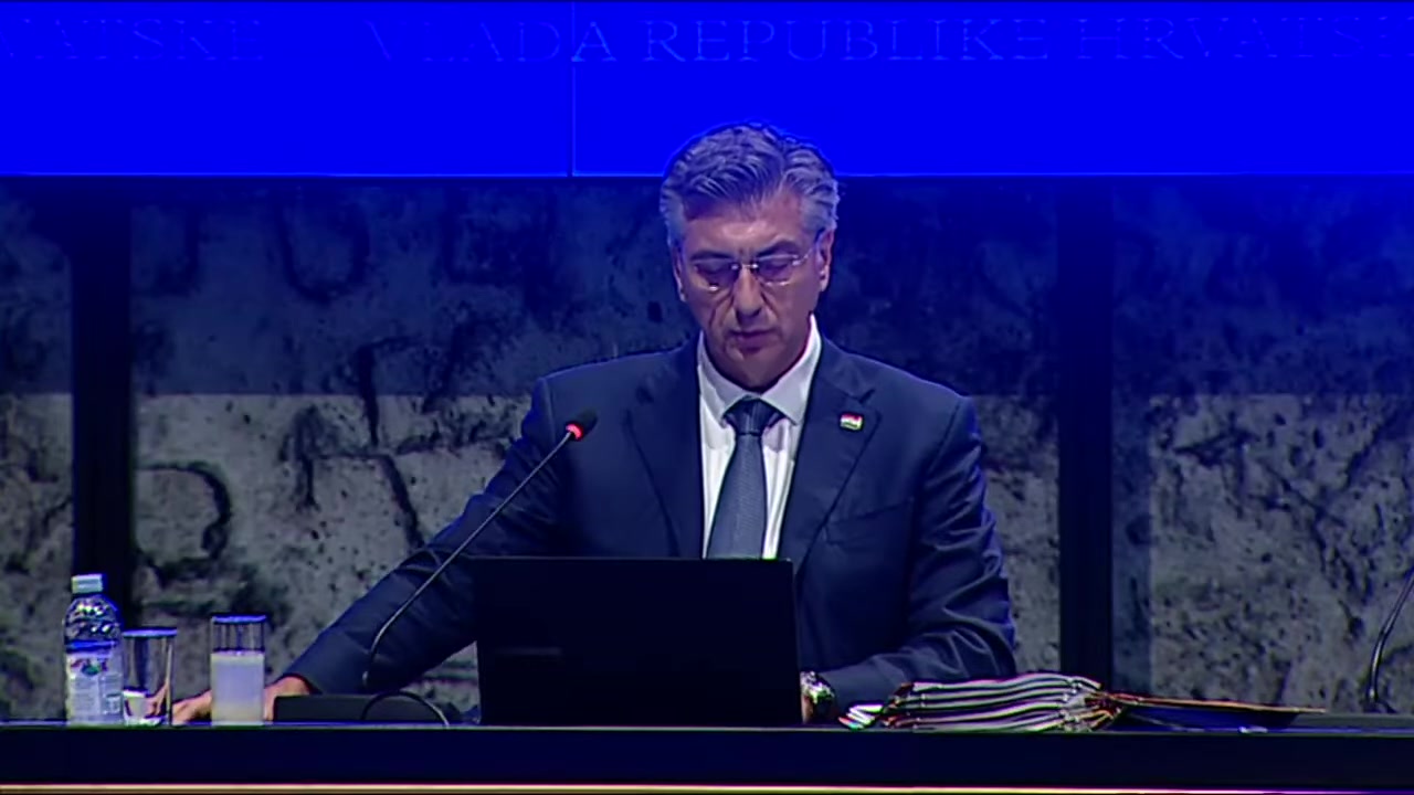 Andrej Plenković za govornicom na sjednici Vlade