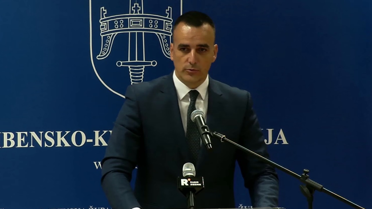 Župan Paško Rakić za govornicom ispred grba Šibensko-kninske županije