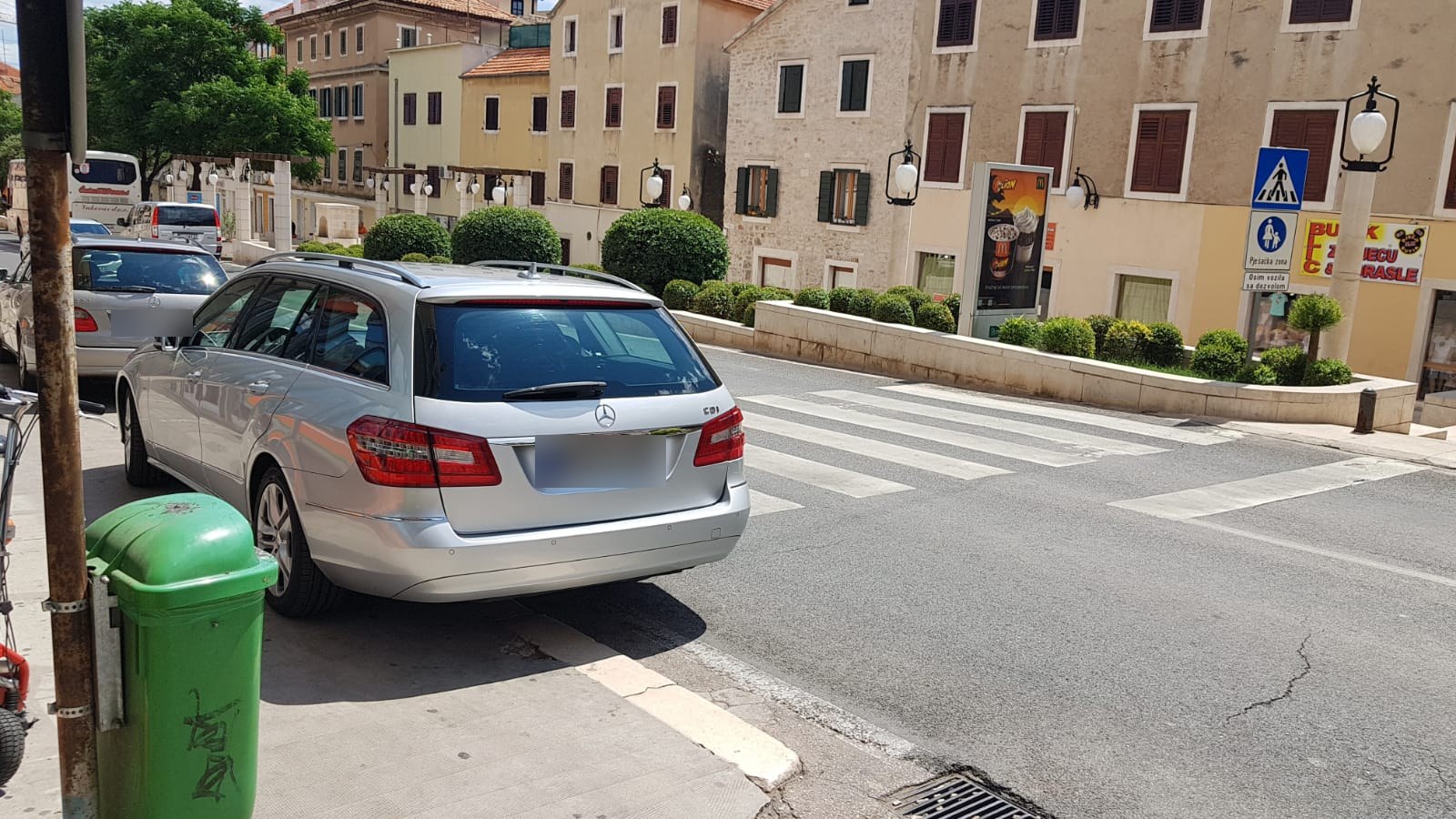 Automobil parkiran na nogostupu, dijelom na pješačkom prijelazu, u Ulici kralja Zvonimira u Šibeniku